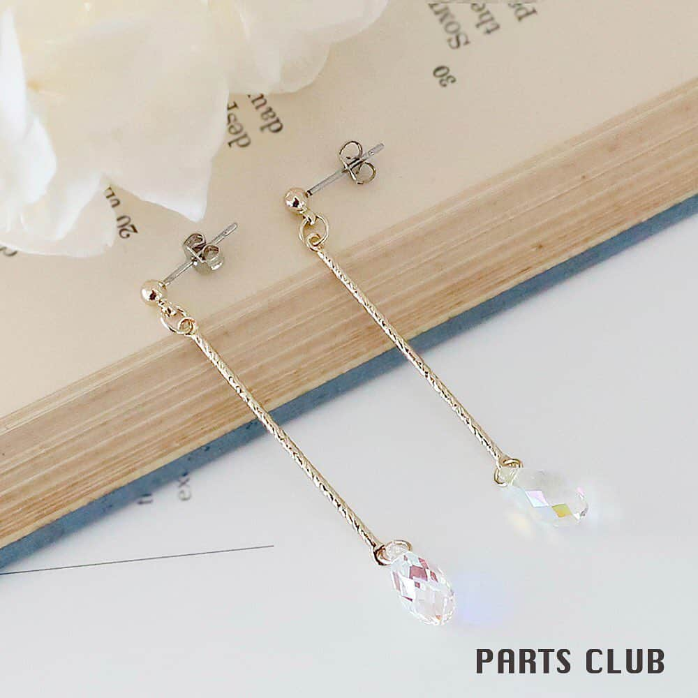 パーツクラブ Partsclub 公式アカウントさんのインスタグラム写真 - (パーツクラブ Partsclub 公式アカウントInstagram)「・ ﻿ ﻿ 💠Simple jewelry collection💠﻿ ﻿ スワロフスキー・クリスタルを使って作る、ラグジュアリーな雰囲気の大人シンプルジュエリー。💍﻿ ﻿ ﻿ 〜つなぎバーとドロップタイプのスワロフスキー・クリスタルがとてもマッチ✨〜﻿ オーロラ加工のスワロフスキー・クリスタルは光の当たり方や角度によって色の輝き方が変わります😊﻿ ﻿ ﻿ ﻿ ※商品の取り扱いは店舗（オンラインショップ含む）により異なります。﻿ ﻿ ﻿ #夏コーデ#夏ピアス#夏﻿ #パーツクラブ公式アカウント﻿ #パーツクラブ#グランプレール﻿ #アクセサリー#パーツ#ビーズ#ビーズアクセサリー﻿ #ハンドメイド#ハンドメイドアクセサリー﻿ #手作りアクセサリー#ネックレス#手作りネックレス#ピアス#手作りピアス#イヤリング#手作りイヤリング﻿ #ハンドメイドネックレス#簡単ネックレス#簡単ピアス﻿ #パーツクラブ動画﻿ #partsclub#handmade#accessory」8月9日 10時47分 - partsclub_official