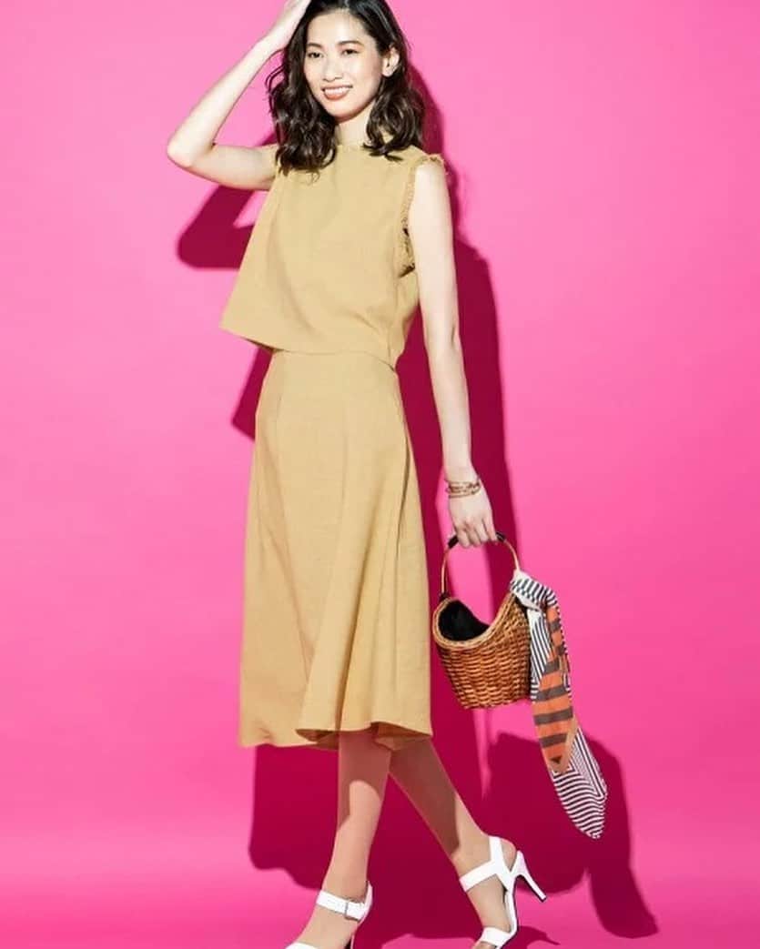 のインスタグラム：「.⁣⁣ --------------------------------- リネンライクセットアップ⁣⁣ VICKY⁣ 送料無料⁣⁣ --------------------------------- .⁣⁣ ブラウス＆スカートのおしゃれなセットアップのご紹介です👒⁣ ⁣ 袖と首元のフリンジがポイントのデザインで⁣ ソフトな麻生地感とざっくりとした風合いが夏らしい🌞⁣ ⁣ トップスはスカートとのバランスを考えたショート丈♪⁣ スカートの腰回りをすっきりとさせ、⁣ 着膨れしないフレア感にこだわりました✨⁣ .⁣⁣ #楽天ブランドアベニュー #楽天 #rakuten #rakutenbrandavenue #VICKY #ビッキー #コーデ #コーディネート #ファッション #夏服コーデ #今日のコーデ #きょコ #お洒落さんと繋がりたい #服好きな人と繋がりたい #fashion #coordinate #style #ootd #きれいめカジュアル #大人カジュアル #きれいめコーデ #カジュアルコーデ #セットアップ #リネンライク #ブラウス #スカート #blouse #skirt #linenlike #casual #ootd」