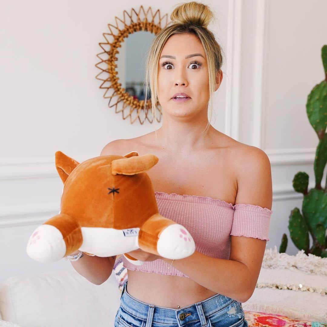 Lauren Riihimakiさんのインスタグラム写真 - (Lauren RiihimakiInstagram)「SET YOUR ALARMS CUZ THE LIMITED EDITION MOOSE PLUSHIE IS LAUNCHING ON MY BIRTHDAY THIS WEEKEND!!!!!! 🥰🎈🐶 we’ve spent the last six months making this moosie bear the squishiest, cuddliest, softest bubba EVER and once they’re gone they’re gone!! ✨AUG 11 @ 9AM PST/12PM EST✨ shop.laurdiy.com✨」8月9日 10時49分 - laurdiy