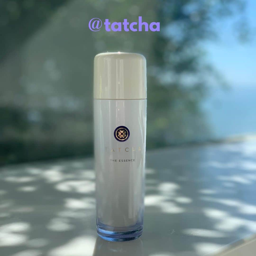 梅宮アンナさんのインスタグラム写真 - (梅宮アンナInstagram)「@tatcha の化粧水です👏👏👏 日本で作られていて、  アメリカで売っていまして、🇺🇸 私は、いつも、アメリカ  @sephora で買っています。  アメリカにいれば、簡単に買えますし、日本からでも、  @sephora のオンラインからでも購入可能です。  最近は、ずっとコレを使っています😍😍😍 ふっくらして、柔らかくなるエッセンスって書いてあるの😍😍😍👏👏👏👏 日本のスーパーフードを使用していて、  お米や、緑茶などが、入っています。  その他色々入っています。  詳しくは、オンラインにて、  見てね😊  真鶴地方は毎日晴天☀️ 毎日のスキンケアを欠かさないでいます😊  肌は、毎日のケアが大事です。  皆さんも自分に合うものに、是非出逢って、毎日ワクワクしながら、スキンケアを楽しんで下さいね😍😍 #madeinjapan #tatcha #スキンケア #アンチエイジング #エッセンス#化粧水」8月9日 10時49分 - annaumemiya