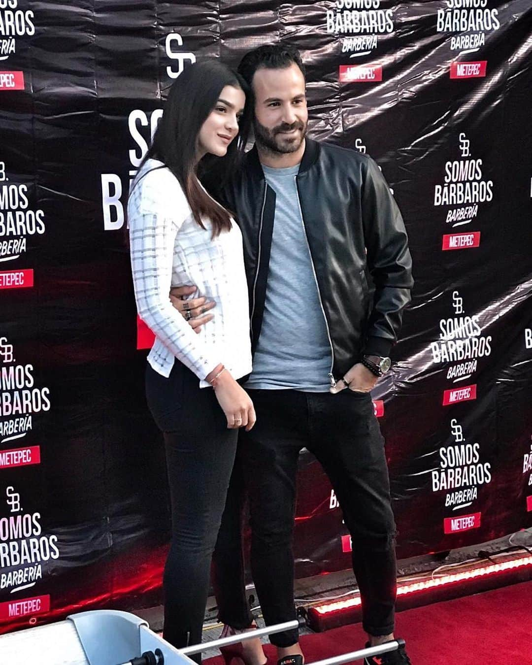 マルク・クロサスさんのインスタグラム写真 - (マルク・クロサスInstagram)「Inauguración oficial @somosbarbaros Metepec, con mi amor @alessabrava 🖤」8月9日 10時57分 - marccrosas