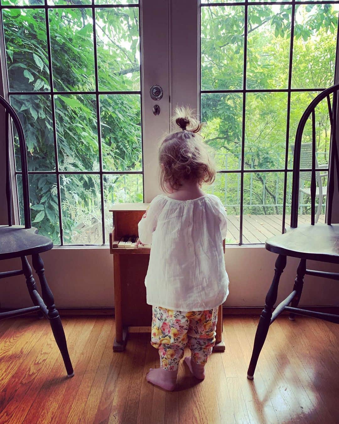 エミ・マイヤーのインスタグラム：「🎹 🎶 💭」