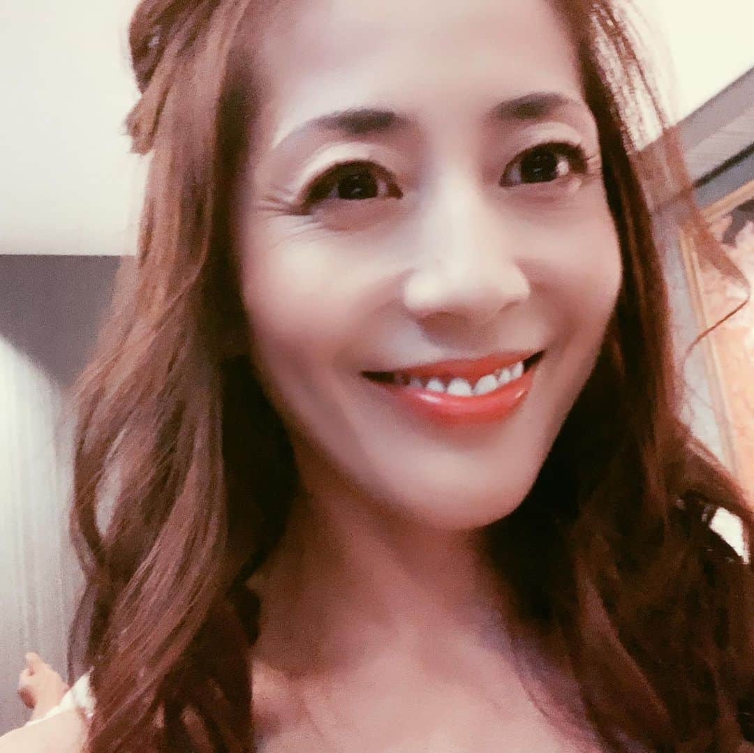 小林美香子のインスタグラム：「毎日毎日、暑いですね。 ちょっと前？6月くらいにチームラボ行ってきました。 入館したら、裸足になって水の中を進みました。 暑い夏にぴったり！」