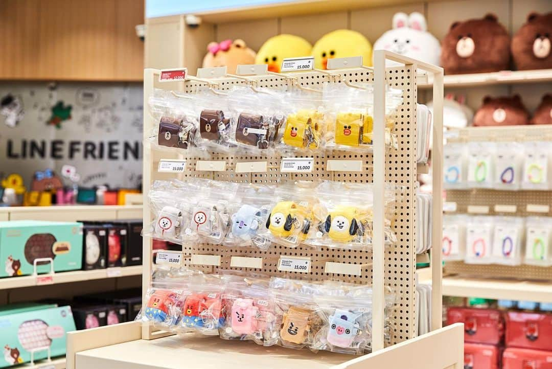 LINE FRIENDSさんのインスタグラム写真 - (LINE FRIENDSInstagram)「Welcome to #LINEFRIENDSSTORE #GANGNAM, Please enjoy! 🎉  Grand Opening #LINEFRIENDSSTORE #GANGNAM  FIND OUT MORE) ❣️Store info- Link in bio ❣️Location- 437 Gangnam-Daero, Seocho-Gu, Seoul ❣️Store Hours- 10:30-22:30  #TakeMeToGangnam #MeetInGangnam #LINEFRIENDS」8月9日 11時05分 - linefriends