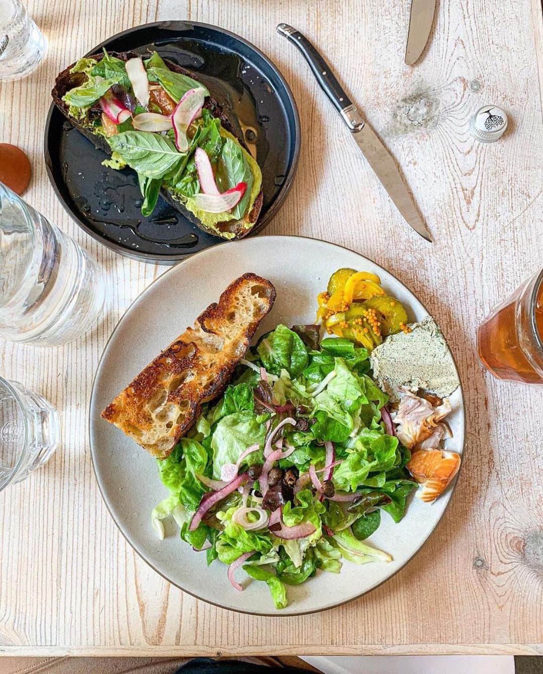 Eater LAさんのインスタグラム写真 - (Eater LAInstagram)「Summer stunners with this green tahini tartine and rice noodles, herbs & greens salad at @botanicafood. 📸: Eater LA Senior editor @overoverunder. Hashtag #eaterla on your best photos for a chance to be featured.」8月9日 11時07分 - eater_la