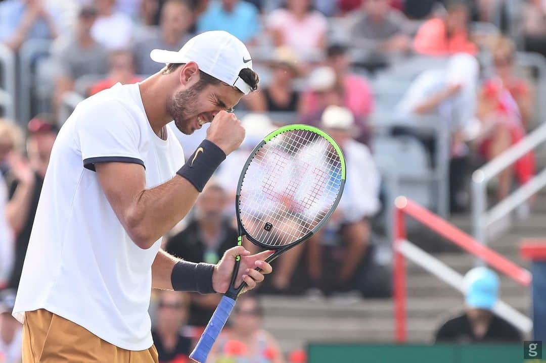 カレン・ハチャノフのインスタグラム：「This is what it means to win a match like today!🙌🏻🙏🏻😬 Getting ready for tomorrow! 🔜QF @couperogers  // Вот что значит для меня сегодняшняя победа!🙌🏻🙏🏻😬 Готовимся к четверть-финалу завтра! #Montreal #QF #Masters1000 #TeamKhachanov」