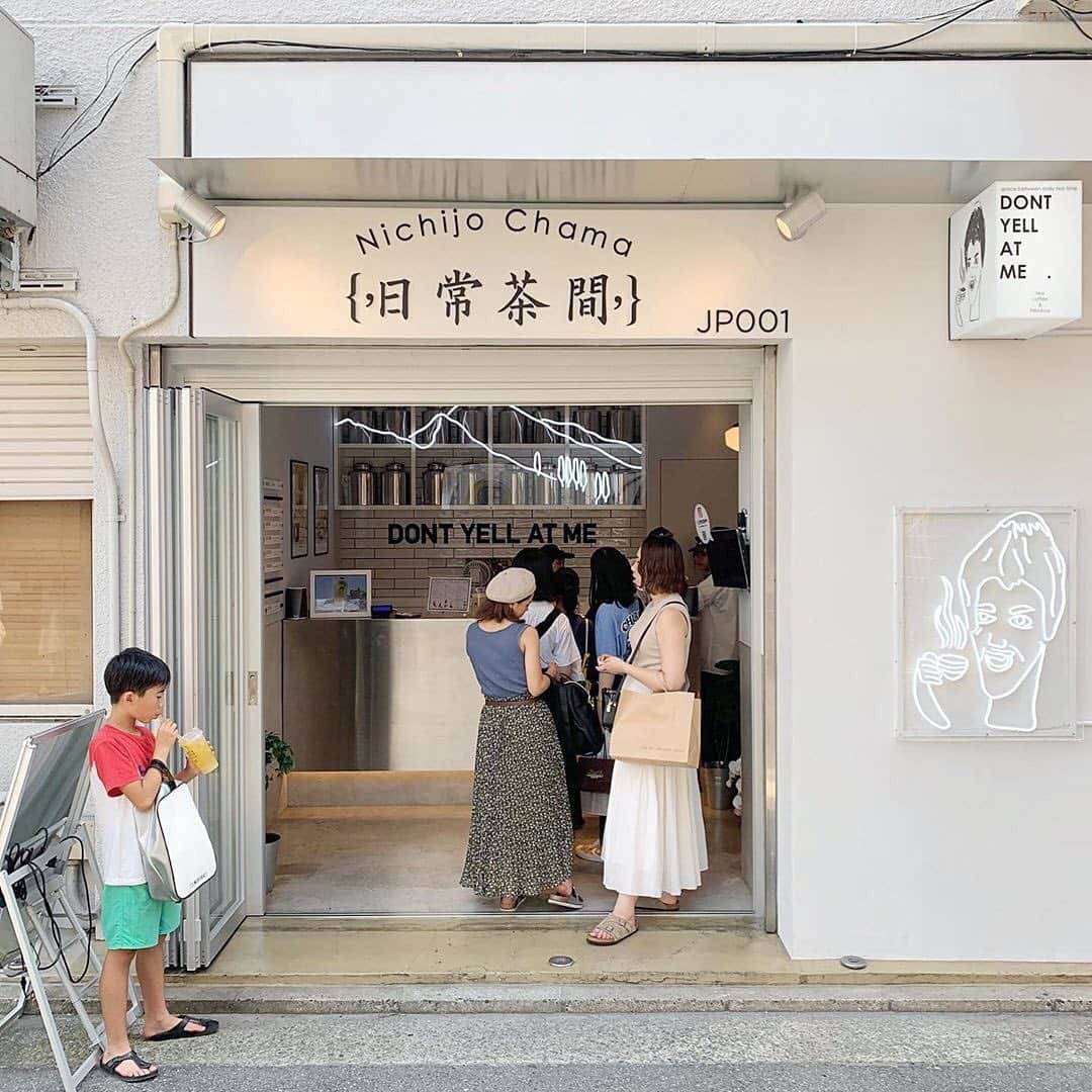 isutaさんのインスタグラム写真 - (isutaInstagram)「. 神戸・元町に7月10日にオープンしたばかりのタピオカ専門店「日常茶間」はもうチェックしましたか？♡ . 定番のタピオカミルクティーのほか、スパークリングドリンクが揃っているんです！ . またトッピングは通常のタピオカ以外にもタロイモ&さつまいも団子、白いタピオカなどほかにはない味わいが楽しめますよ♩ . カップにデザインされたシュールなイラストが特徴的で、お店のネオンの看板を背景に写真を撮りたくなること間違いなし！ . _____ 日常茶間 神戸南京町店 open：10:00～20:00 access：兵庫県神戸市中央区元町通1-1-1 新元町ビル 1F _____ photo by @yr_10_  @soleil25j . isutaのwebサイトでは、おすすめのコーデから可愛いカフェまでたくさんの情報をお届けしています！ また、isutaのオリジナルグッズも販売中！ ぜひisutaのwebサイトからチェックしてみてください♩ . 流行のアイテムやスポットの写真にはハッシュタグ#isutapic を付けるか @isuta_jp をタグ付けして教えてね❤︎ . #isuta #isutapic #isutacafe #イスタ #isuta_神戸カフェ #神戸カフェ #日常茶間」8月9日 11時09分 - isuta_jp