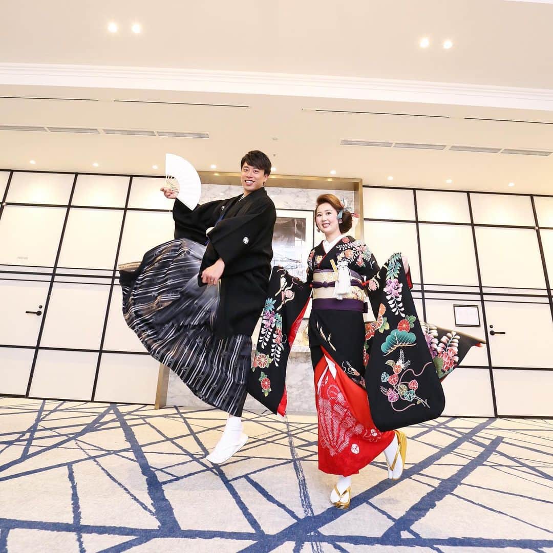 のインスタグラム：「@lasoeurosaka_wedding 和装でJUMP！ . . . #モントレ花嫁 #ホテルモントレラスール大阪  #モントレウェディング #モントレ #モントレラスール大阪 . . #dressy花嫁  #marry花嫁  #プレ花嫁 #卒花嫁 #全国の花嫁さんと繋がりたい  #weddingdress #takamibridal  #wedding #結婚式 #ホテル婚 #ブライダルフェア」