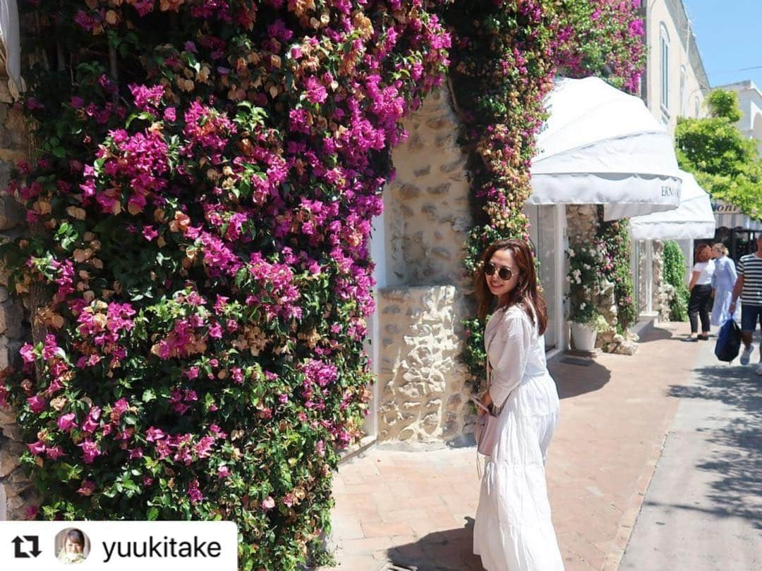 BIRTHDAY BASHさんのインスタグラム写真 - (BIRTHDAY BASHInstagram)「#Repost @yuukitake with @make_repost ・・・ Capri 🍋﻿ ﻿ ﻿ 青の洞窟が波🌊が高くて入れなかったので﻿ 午後からの可能性にかけよう🙏﻿ ということで、まずはカプリの街散策🍋💙﻿ ﻿ 小さな島なのにカプリのブランド街は﻿ 人気ブランドが勢ぞろいでビックリ😲 街自体が可愛くて歩いてるだけでも楽しい💕 ﻿ ﻿ #yuukitabi_italy #yuukitabi #Italy #genic_italy #italytrip #travelgram #travelbloggers #capri #traveller #positano #amalficoast #caprishopping #retrip_italy #イタリア旅行 #イタリア #南イタリア #南イタリア旅行#イタリア周遊 #ヨーロッパ旅行 #旅スタグラム #旅コーデ #旅muse #トラベルライター #旅好きな人と繋がりたい #アマルフィ海岸 #カプリ島 #イタリアファッション」8月9日 11時16分 - birthdaybashshop