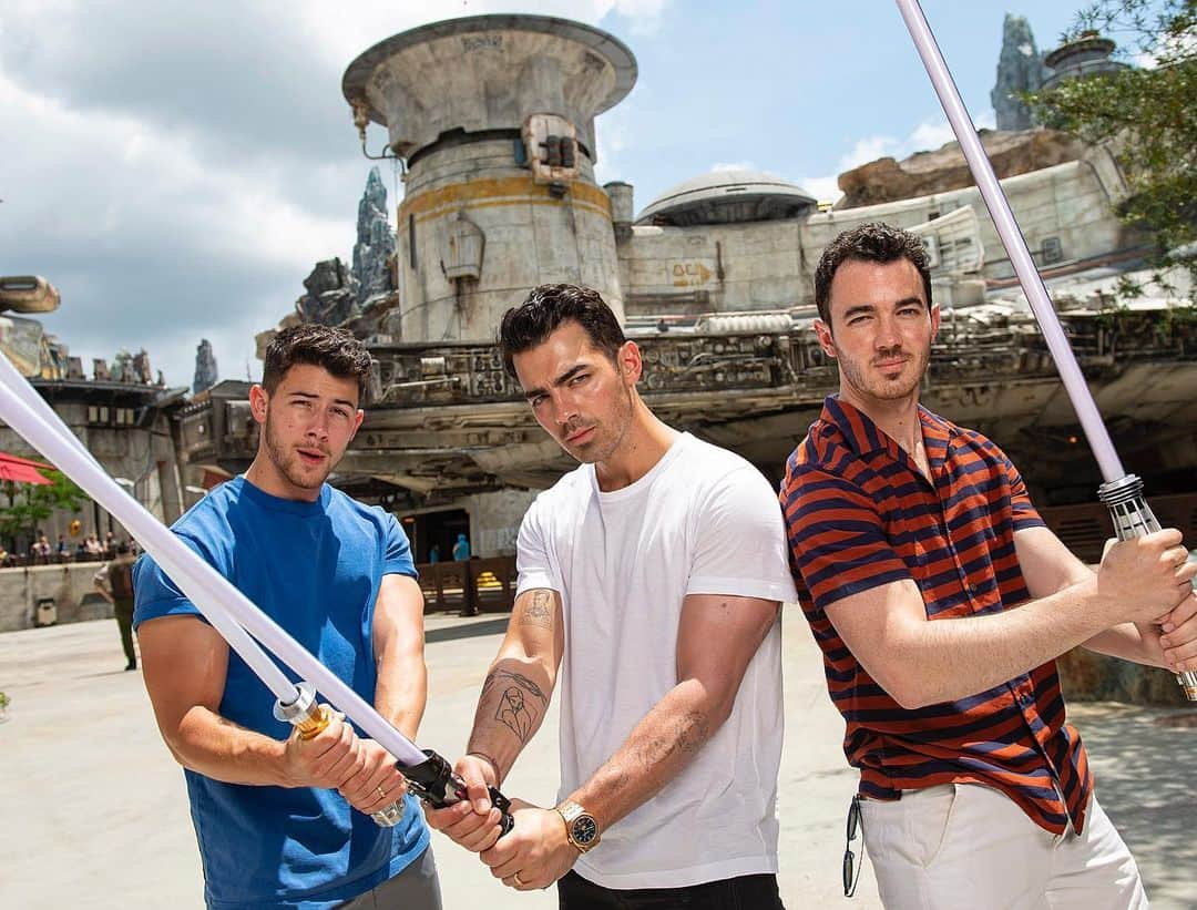 Just Jaredさんのインスタグラム写真 - (Just JaredInstagram)「The @jonasbrothers wield their lightsabers during a visit to Star Wars: Galaxy’s Edge at Disney World, which isn’t even open yet! #JonasBrothers #NickJonas #JoeJonas #KevinJonas #DisneyWorld #StarWarsGalaxysEdge Photo: David Roark」8月9日 11時19分 - justjared