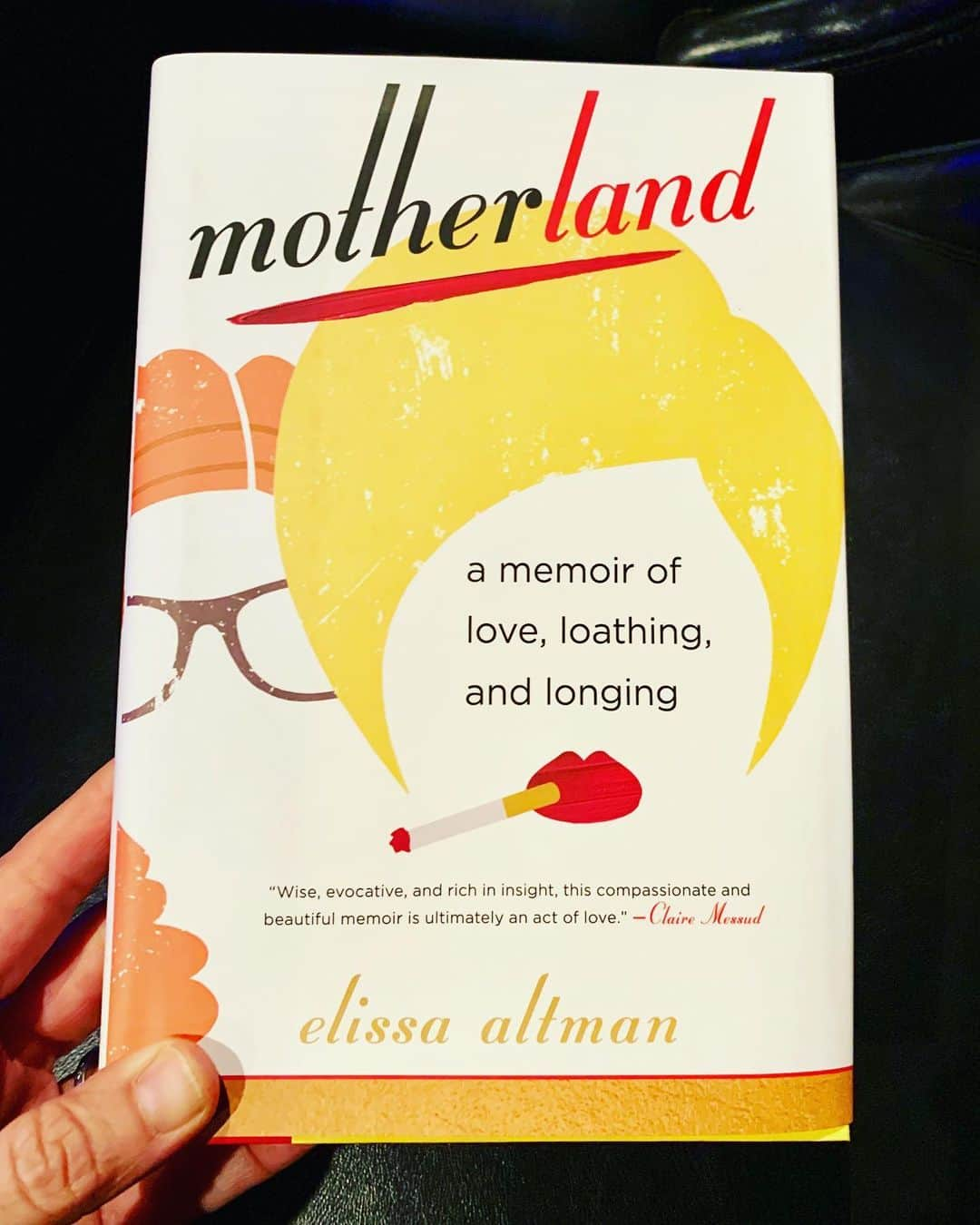 アナベス・ギッシュさんのインスタグラム写真 - (アナベス・ギッシュInstagram)「Diving into this much anticipated memoir by my friend @elissa_altman  I preordered it months ago and just received today. It’s already in it’s second printing... bc undoubtedly it is as brilliant as she is. #MOTHERLAND #elissaaltman #memoir」8月9日 11時19分 - annabeth_gish