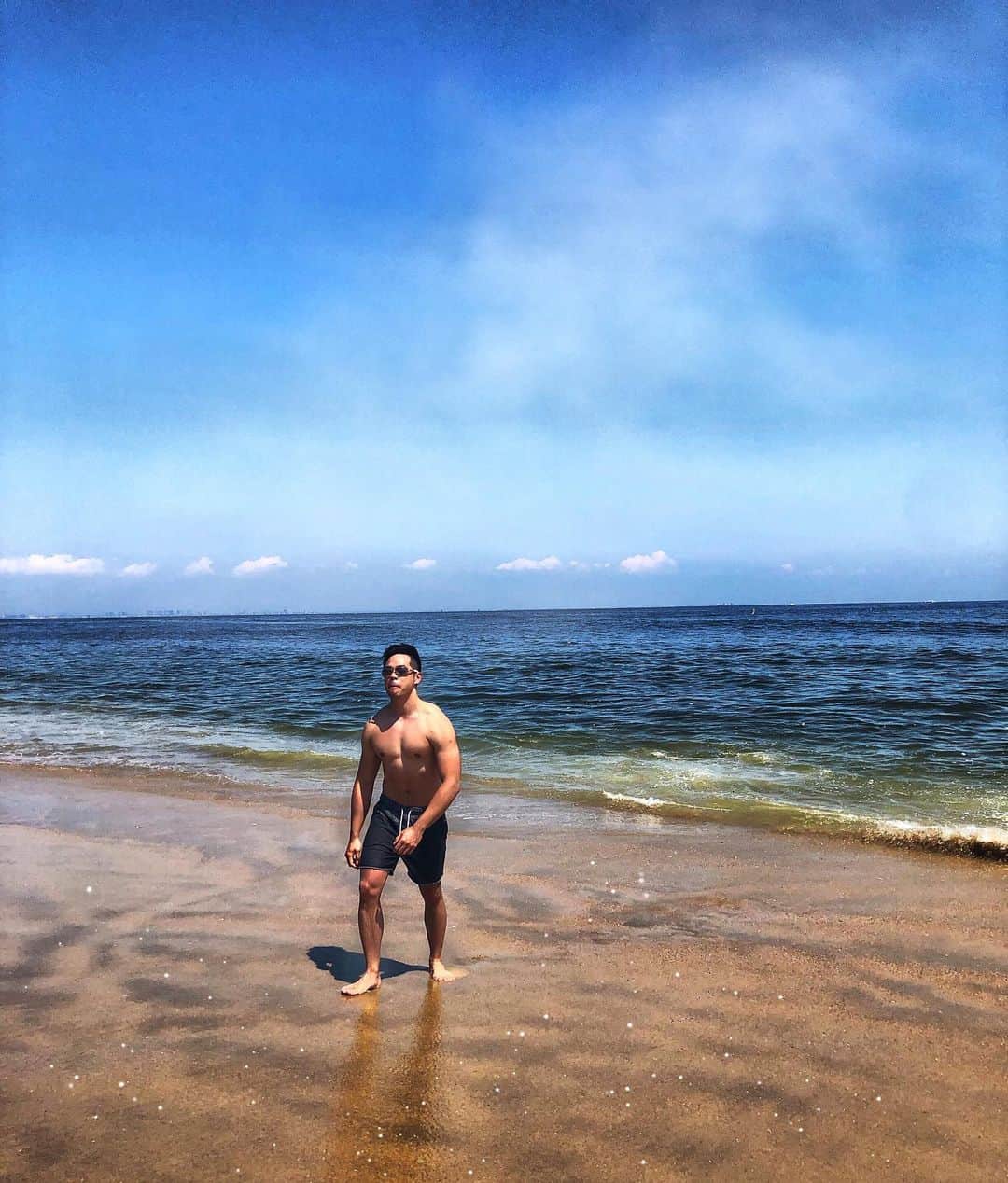 ヒューバートのインスタグラム：「Enjoying summer while it lasts.  PS: I have gorilla LONG arms.  PPS: The beach really isn’t that colorful 🙄  #latergram」