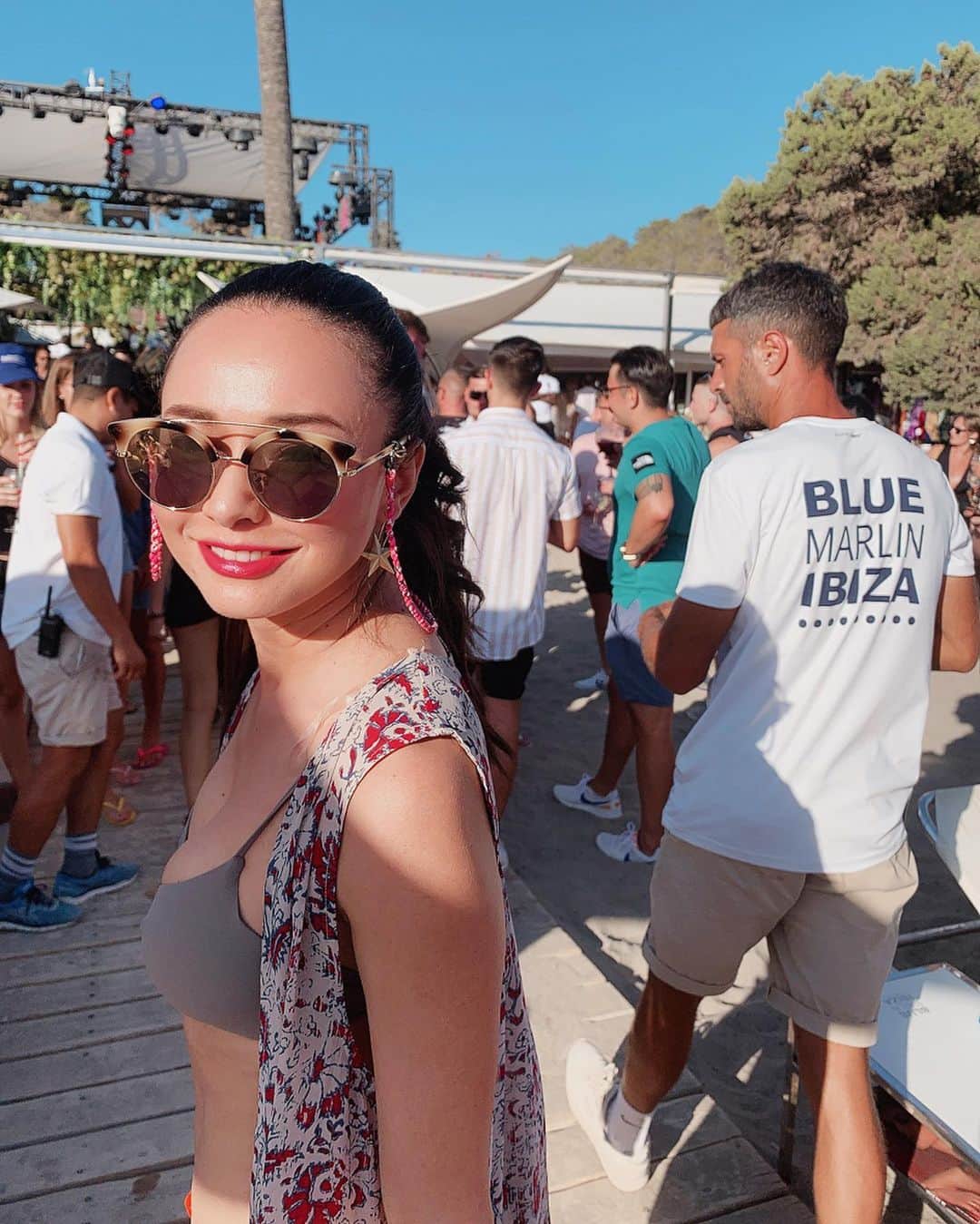 吉田セイラのインスタグラム：「@bluemarlinibiza にいってきたよ😊実は2010年の夏もイビザ島に来たことあって、その頃も(写真の6枚目から) bluemarlinにいって @ushuaiaibiza にいってきたの‼️ @lisahayashida とともちゃんと楽しんだ9年前の写真が6枚目から‼️今回のイビザは、lisaとは、会えてまた遊べて ヨーロッパ最高だね❤️て感激した😊海の家みたいなのがめちゃくちゃイケてる‼️ 9年前もめちゃくちゃ素敵だったけど、今回はブルーマリーンもイビザ島も全て、レベルアップしてた😊 #ibiza #bluemarlin #beach #ocean #goodvibesonly #summer #vacation #trip #party #healthylifestyle #gorgeous #girls #love #live #life #beautifulpeople #real」