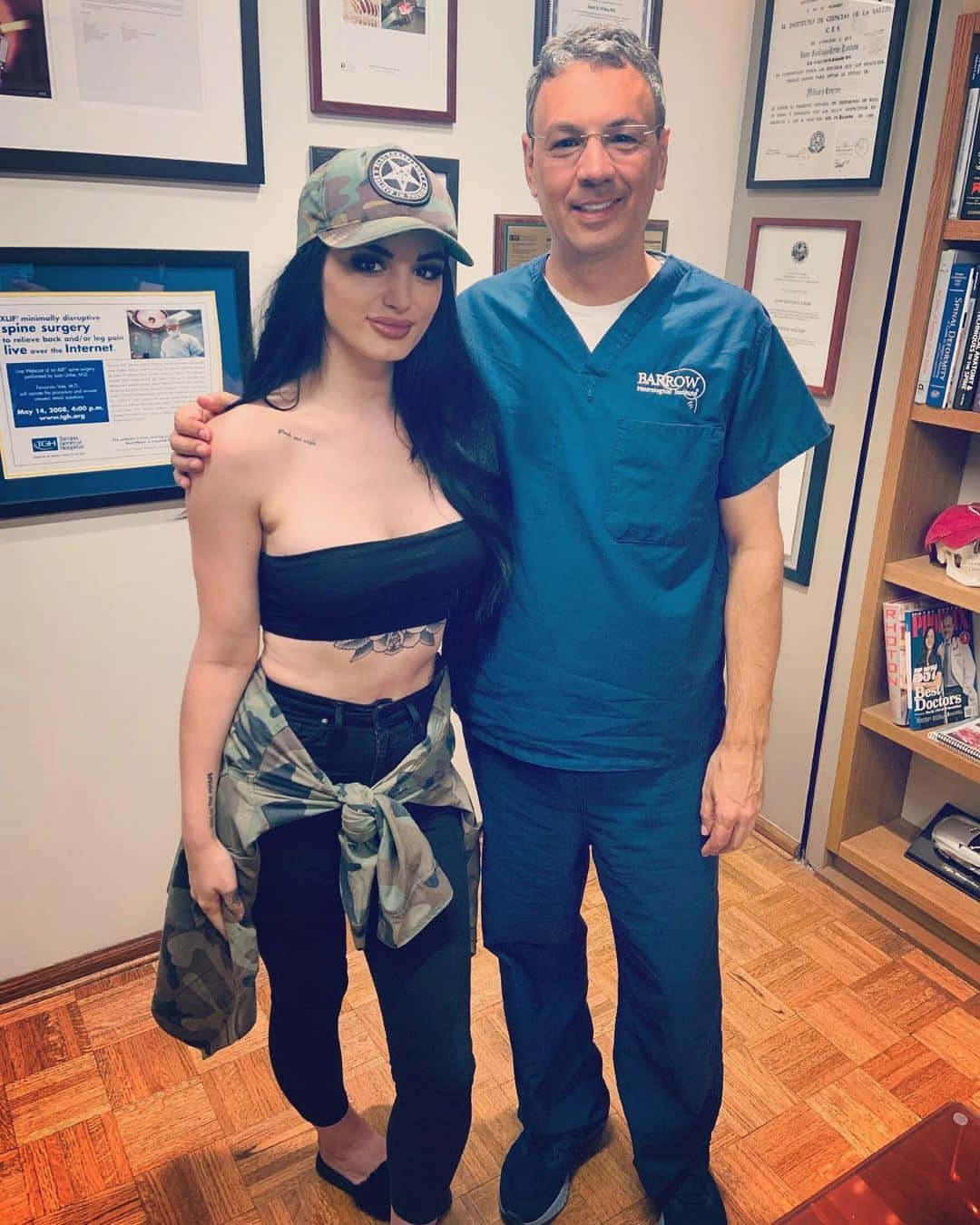 サラヤ・ジェイド・ベヴィスさんのインスタグラム写真 - (サラヤ・ジェイド・ベヴィスInstagram)「Not the best pic of me but had another consultation with my fave doctor in the world! @thejuanuribe checking up on my neck. Unfortunately I have the neck of a 60 year old. The first fusion healed perfectly. But I developed another hernia above it after my match in Uniondale. It didn’t get better over time.. One more surgery. 🙏🏻」8月9日 11時27分 - saraya