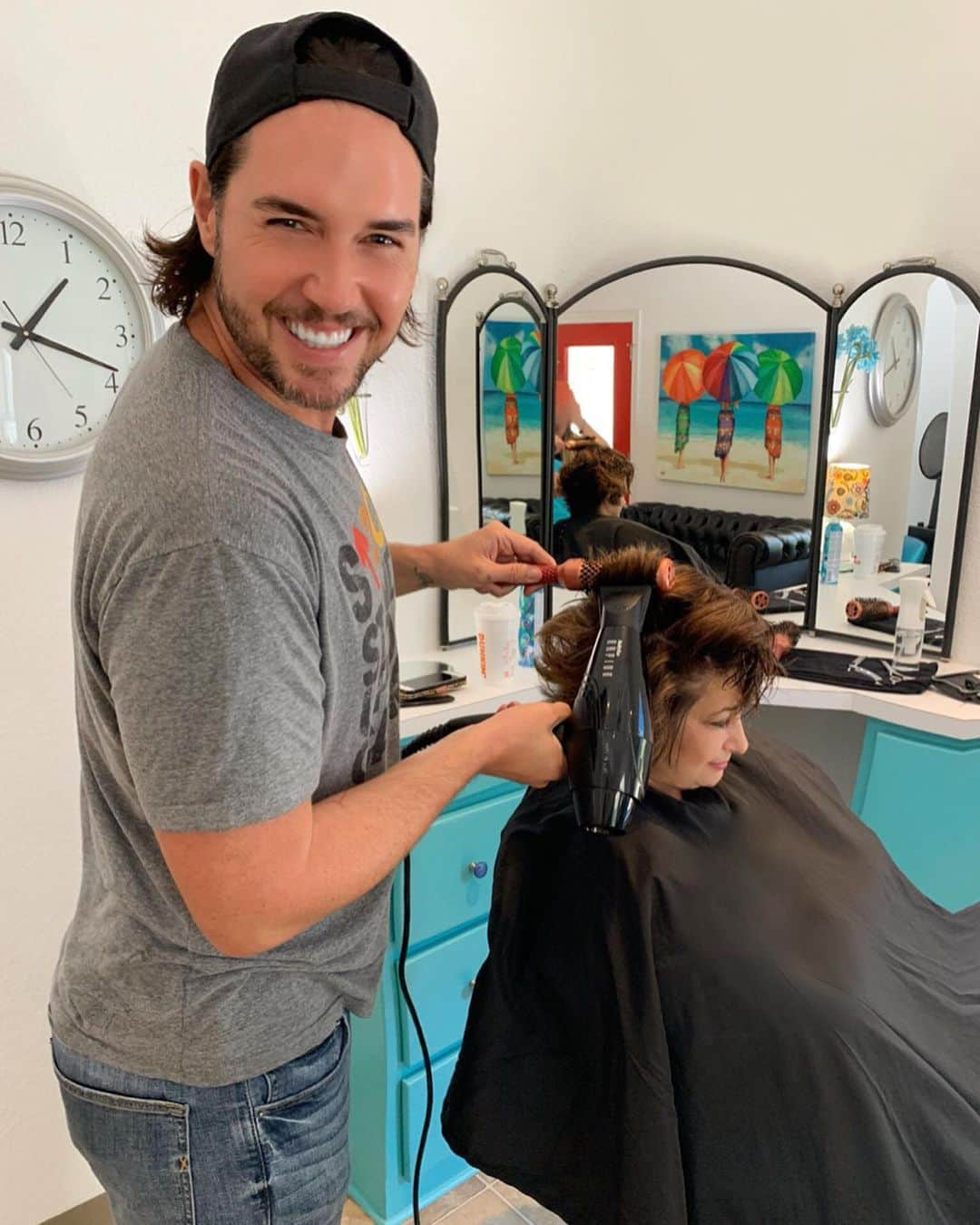 ポール・ノートンさんのインスタグラム写真 - (ポール・ノートンInstagram)「First appointment in Georgia today was on my favorite client, my momma @kln051975 , introduced her to @unite_hair and she loved it.. duh! ! Thank you @fancyfunkyhair for always being such a great host!」8月9日 11時27分 - paulnortonhair