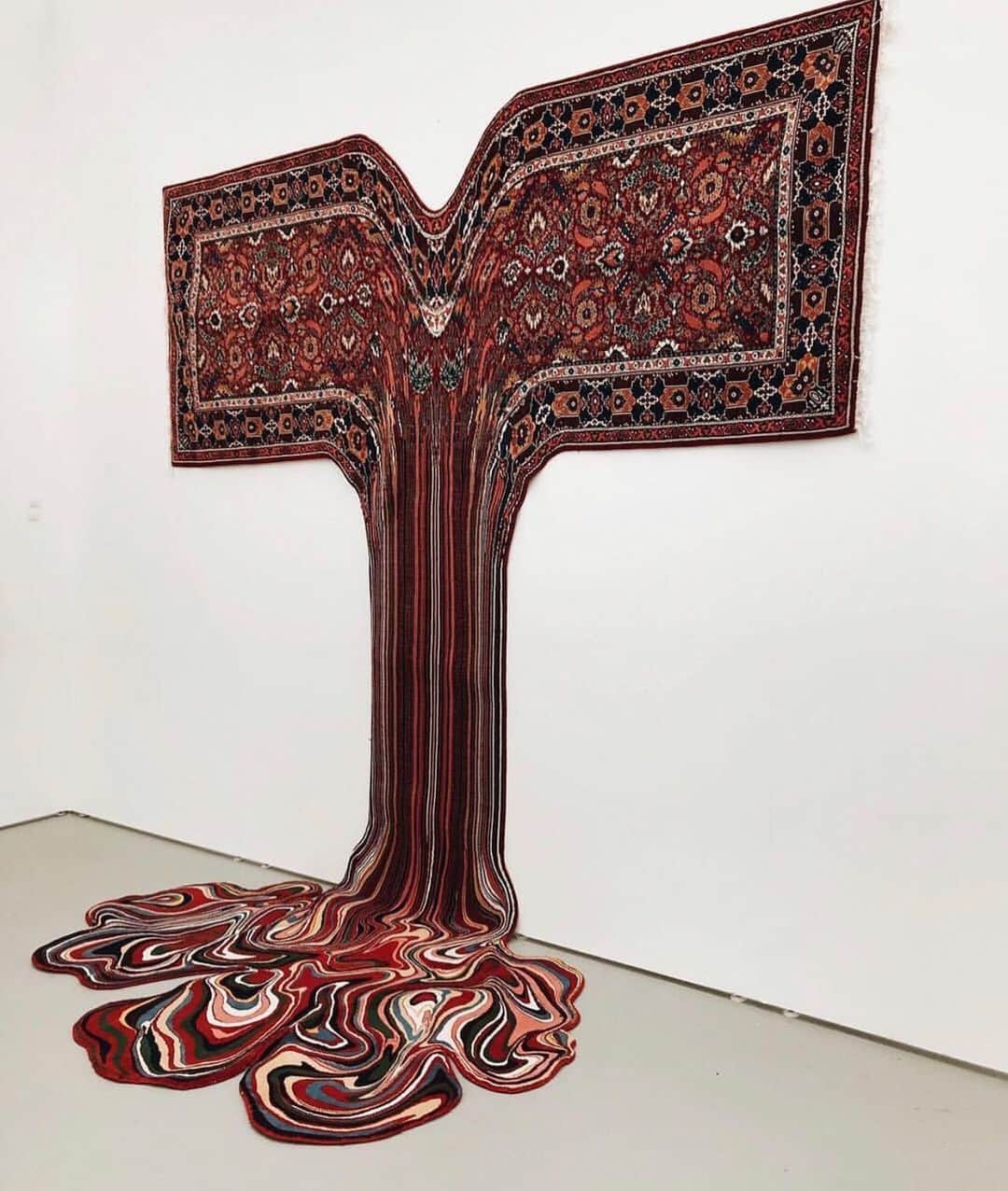 グラフ&ランツのインスタグラム：「Melting Rug by Faig Ahmed (📷 @oliviavlopez)」