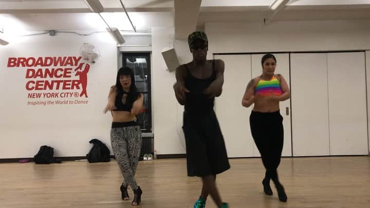 JONTE’のインスタグラム：「Teaching mañana (Friday) 1:30pm via @bdcnyc . Heels optional . Pull up. Prancers: @dontouchmybangz x @su.botero . Song - #Signs @beyonce 📸 @sukrukibar」