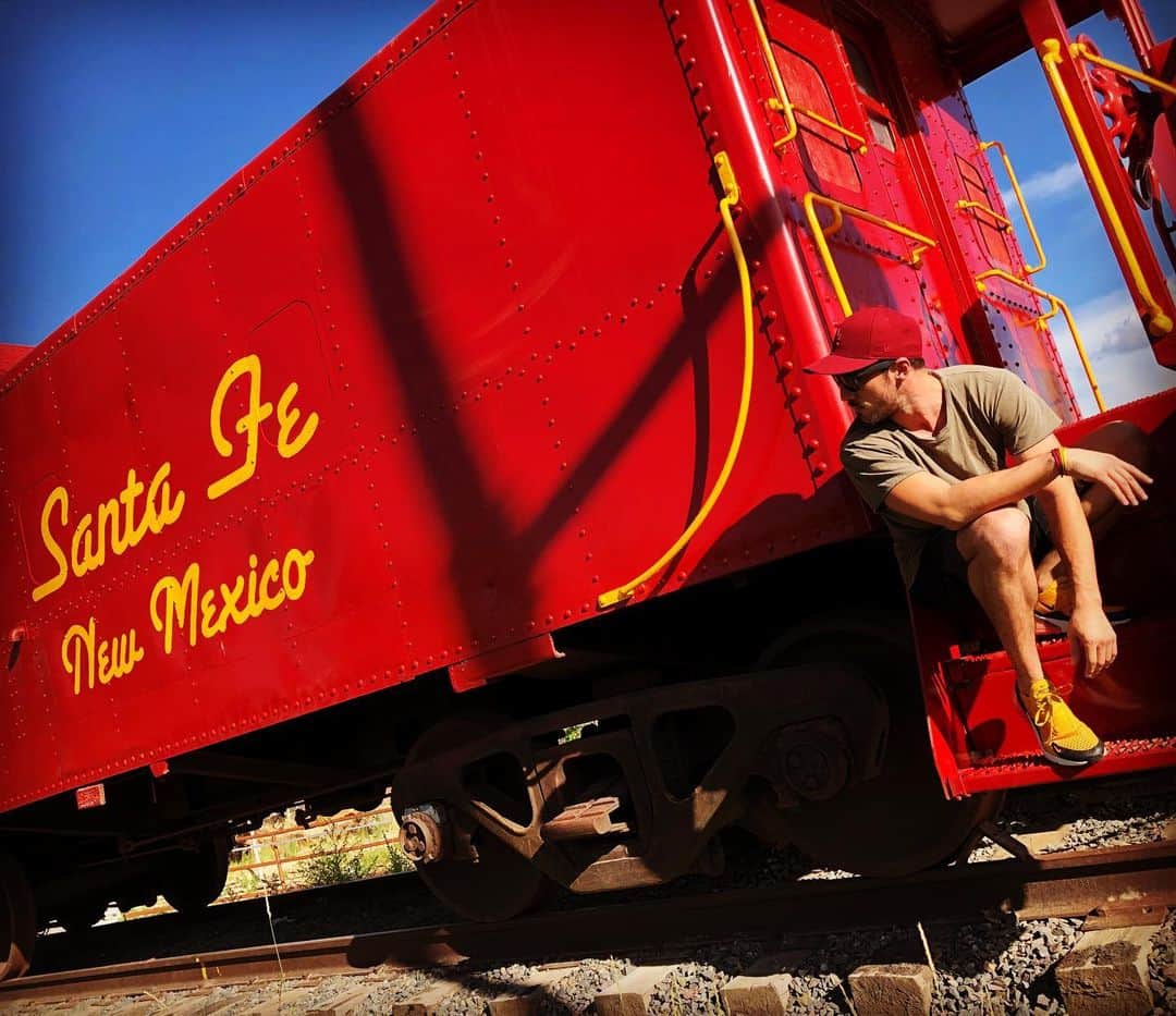 マイケル・トレヴィーノのインスタグラム：「I promise I didn’t plan to color coordinate with this train.」