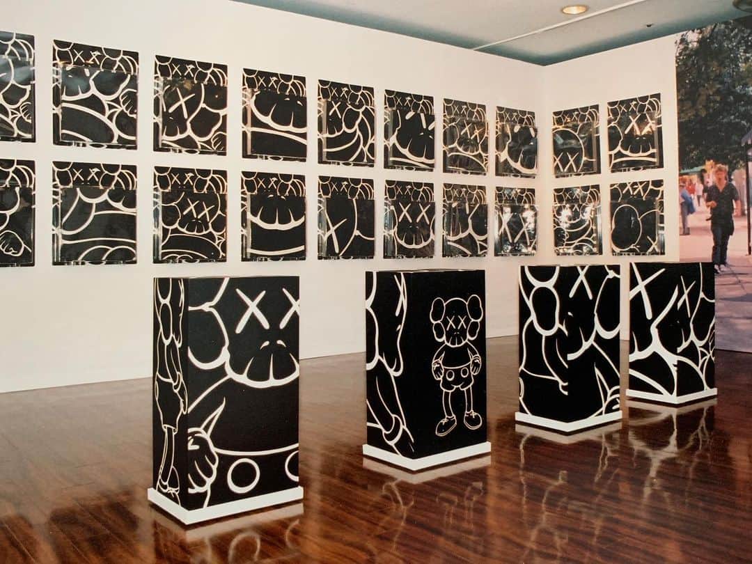 KAWSONEさんのインスタグラム写真 - (KAWSONEInstagram)「KAWS: TOKYO FIRST Exhibition at Parco gallery, Tokyo, 2001 #KAWS #tbt」8月9日 11時33分 - kaws