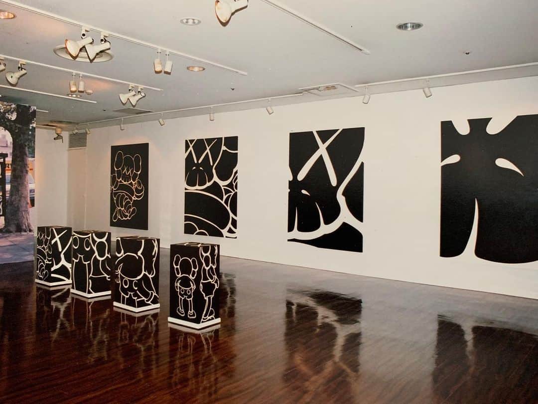 KAWSONEさんのインスタグラム写真 - (KAWSONEInstagram)「KAWS: TOKYO FIRST Exhibition at Parco gallery, Tokyo, 2001 #KAWS #tbt」8月9日 11時33分 - kaws