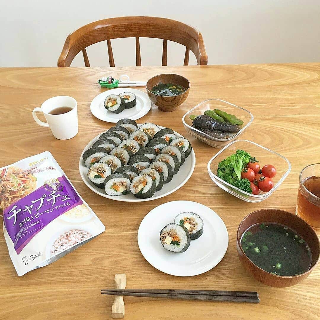 韓の食菜さんのインスタグラム写真 - (韓の食菜Instagram)「. @sa_ta0502 さんが「韓の食菜 チャプチェ」で作る韓国巻き寿司キンパを投稿してくださいました♪ キンパだけでなく、生春巻の具にもチャプチェを活用いただいています！ . ▼「韓の食菜」についてはこちら http://han-no-shokusai.moranbong.co.jp/ . #韓の食菜 #モランボン #チャプチェ #韓の食菜チャプチェ #韓国料理 #韓の食菜でカラフルディッシュ #おうちごはん #instafood ----------------------------------- #Repost @sa_ta0502 ・・・ ・ ・ 今日のお昼ごはんは、 キンパ。 ・ ・ @foodietable.jp (フーディーテーブル様)よりモニタープレゼントして頂いた『モランボン 韓の食菜 チャプチェ』を使って作りました。 ・ ・ 昨日の娘の誕生日で作った『生春巻き』の具に、このチャプチェを使いました。 ・ ・ 今日はその残りです。 ・ ・ お肉とピーマンを加えるだけで出来るお手軽チャプチェ。 春雨も下ゆで不要なのでフライパン１つで出来るのも◎ ・ 付属の調味料はごはんがすすむ味付けになっているので生春巻きにもキンパにも相性抜群でした！！ ・ ・ ・ この度、 『モランボン×フーディーテーブル』のモニターコラボ広告に参加しています。 ・ #チャプチェ #韓の食菜 #フーディーテーブル #フーディストモニター ・ ・ #お昼ごはん#お昼#こどもごはん#幼児食#おうちごはん#キンパ」8月9日 11時40分 - hannoshokusai