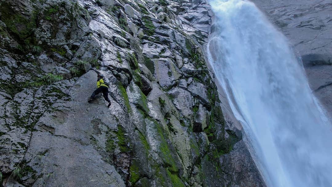 中島徹さんのインスタグラム写真 - (中島徹Instagram)「8月8日、称名滝の全段フリーソロでの完登に成功しました。  10年前のイギリス遠征依頼、ずっと夢見てきたフリーソロというスタイルを称名滝という象徴的な滝で行うことができ嬉しく思います。この10年間、どうしても超えることができなかった高校生の自分を、ようやく超えることができた気がします。  成功に至るまでのプロセスや詳しい動機は追々書いて行こうと思います。今はとにかく嬉しい！  称名滝全四段(350m) 2019/8/8 登攀開始 8:07 登攀終了 9:45 下山 11:42  I completed my biggest project, Free Soloing the Shomyo Fall (350m) yesterday.  I have dreamed to do Free Solo in Japan for 10years since my first visitation to UK. I think my performance in UK was the best climb in my life, and I have climbed many hard route to get better experience than that time. Finally, after 10years effort, I managed to do that.  Thank @onceuponaclimb @honngy @pietro_porro @stonerideryuji to climb this waterfall last year, Kenjiri and Ryosuke this year. I am really inspired by @petewhittaker01 @tompaulrandall and @alexhonnold . I couldn't be able complete this project without @thenorthfacejp and @lasportivajp 's support.  Photo and movie were taken by @monolithic_block and @junyamagishi .  #WallsAreMeantForClimbing #wallaremeantforclimbing #thenorthface #tnfjp #sawanoborijapan #SAWANOBORI #freesolo #rockclimbing」8月9日 11時40分 - saruzaemon9