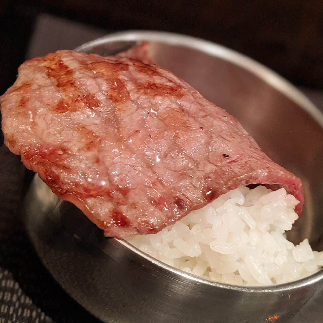 大見さなえさんのインスタグラム写真 - (大見さなえInstagram)「ネギを挟んで焼くタン😳💡🍖﻿ 麻布十番『#栄来亭 』﻿ ﻿ "ネギ上タンサンド"😋🍖﻿ 焼肉でネギタン塩を食べる時、ネギ落ちてしまう時あるけど﻿ タンとタンの間にネギが挟まってから溢れずにネギタンを堪能できる🙆‍♀️﻿ ﻿ その他 黒毛和牛ユッケや﻿ とろける上ロース、とろける上カルビは名前からそそる😂💓﻿ ﻿ お店は麻布十番南北線から徒歩1分✨﻿ ﻿ #ネギタン塩 #焼肉 #yakinhku﻿ #肉 #meat #お肉 #めぐログ_麻布十番﻿ #東京焼肉 #肉テロ #おにく #タン #韓国焼肉」8月9日 11時50分 - tabe_megumi