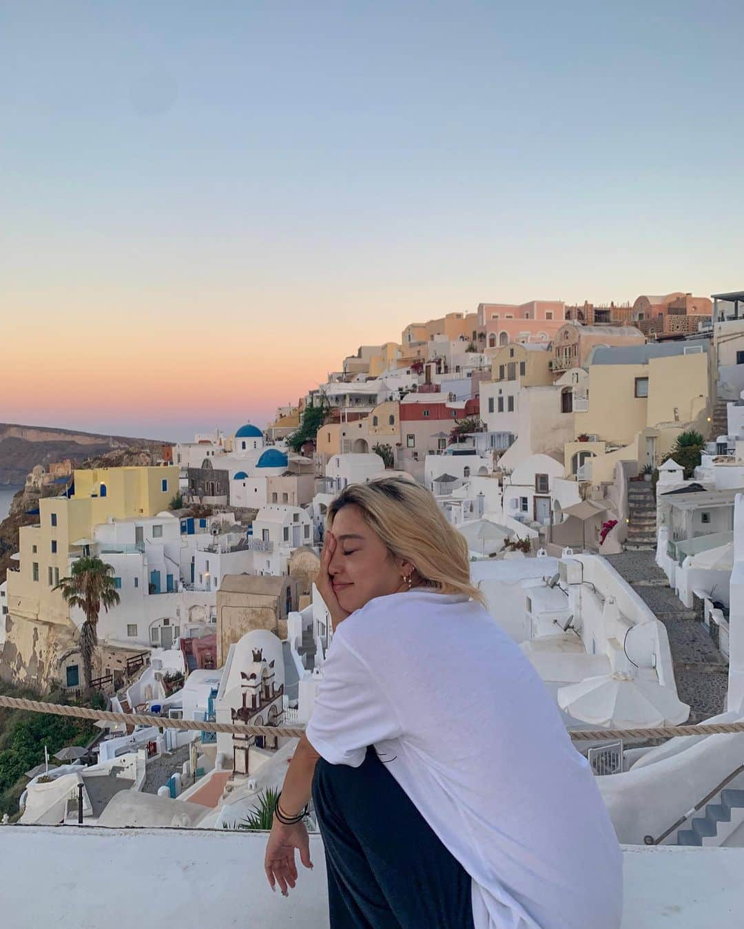 植野有砂さんのインスタグラム写真 - (植野有砂Instagram)「I miss santorini 🤕we stayed at Chroma Suites and we highly recommend 😻❤️the sunrise was so beautiful and the location was 💯サントリーニ本当によかったぁ、、正直サントリーニって人が言ってても、あーあの青と白のねって感じだったんだけどwまじで人が評価するには理由があるんだなって思った。本当に最高すぎて絶対また行きたい🥺ミコノスより良かったなぁ(けどミコノスは思ったより堪能できなかったからリベンジする)💕クロマスイーツというところに泊まって景色もやばいしジャグジー付きだし、早起きして日の出も見られて本当に幸せだった☺️💕 #サントリーニ #santorini」8月9日 11時59分 - alisaueno