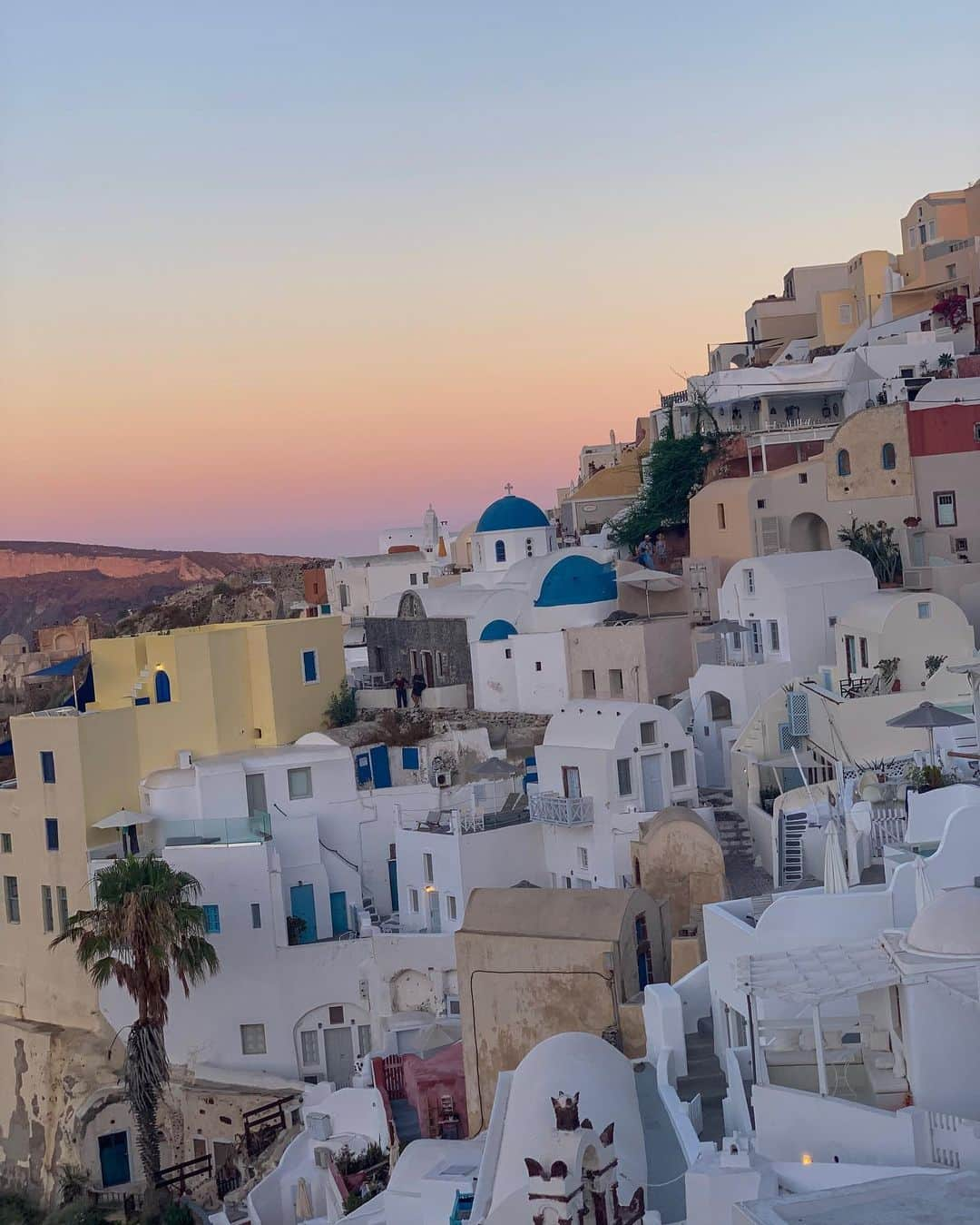 植野有砂さんのインスタグラム写真 - (植野有砂Instagram)「I miss santorini 🤕we stayed at Chroma Suites and we highly recommend 😻❤️the sunrise was so beautiful and the location was 💯サントリーニ本当によかったぁ、、正直サントリーニって人が言ってても、あーあの青と白のねって感じだったんだけどwまじで人が評価するには理由があるんだなって思った。本当に最高すぎて絶対また行きたい🥺ミコノスより良かったなぁ(けどミコノスは思ったより堪能できなかったからリベンジする)💕クロマスイーツというところに泊まって景色もやばいしジャグジー付きだし、早起きして日の出も見られて本当に幸せだった☺️💕 #サントリーニ #santorini」8月9日 11時59分 - alisaueno