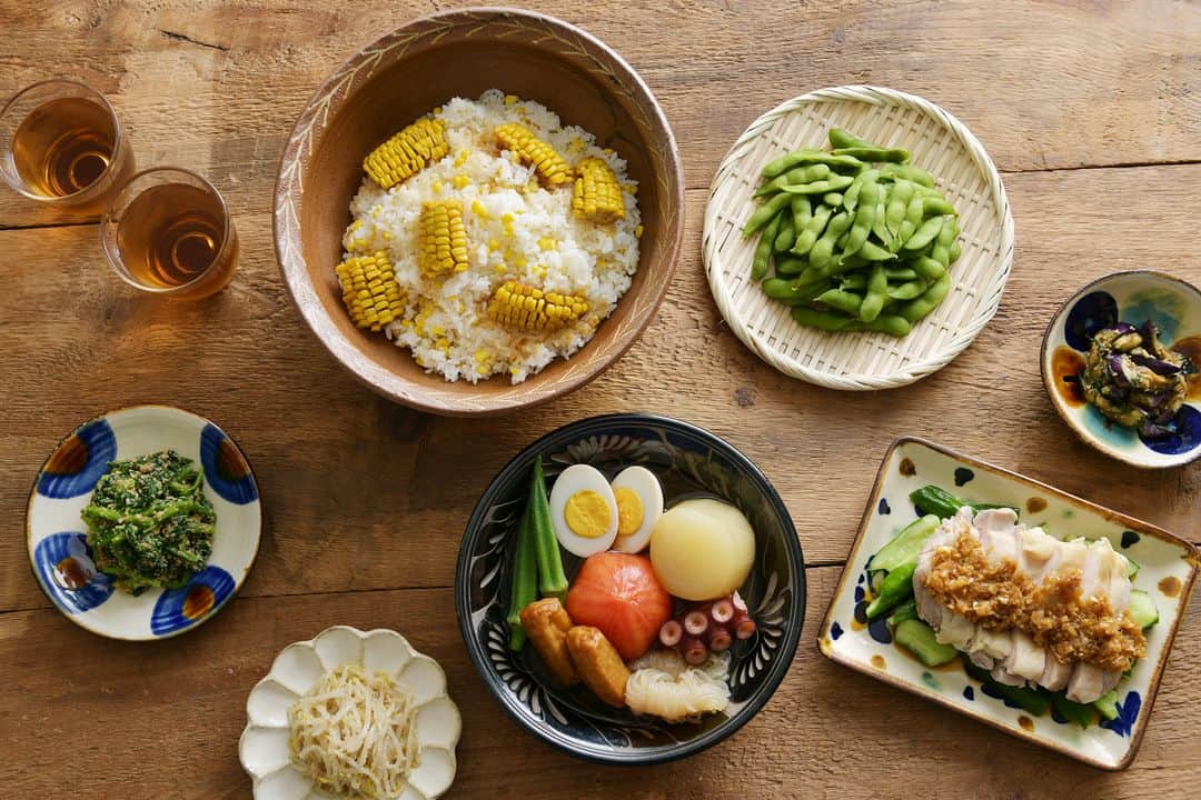 Komerco-コメルコ-さんのインスタグラム写真 - (Komerco-コメルコ-Instagram)「. 近年うつわ好きの間で注目を集めている #やちむん 。 . やちむんは400年以上の歴史を持つ #沖縄 の伝統工芸品で、南国沖縄らしい色鮮やかで美しく伸びのある絵柄が特徴✨ 料理が楽しくなる読みもの #コメルコバナシ では、やちむんを使った夏の食卓をご紹介しています。 . まるで沖縄を旅しているような気分にさせてくれるやちむんを食卓に取り入れてみてはいかがでしょうか？ . --------------------------- ▷コメルコバナシは、Komercoアプリのホーム画面でご紹介している読みもの。クリエイターや作品の魅力を紹介し、モノからはじまる料理の楽しさと可能性を提案しています。 . ▷アプリのダウンロードはプロフィールリンクから📲 @komerco_official. ------------------------------- . #komerco #komercoごはん #料理をもっと楽しく #育陶園 #やちむん #沖縄  #エドメ陶房 #作家もののうつわ#おうちごはん  #instafood #foodpic #cookinglove  #夏 #手しごと  #とうもろこしごはん #カオマンガイ #冷しおでん #朝定食 #蒸し鶏  #テーブルスタイリング #工房コキュ #豊かな食卓 #今日のごはん  #いただきます #いつものいただきますを楽しく #クックパッド #cookpad」8月9日 12時00分 - komerco_official