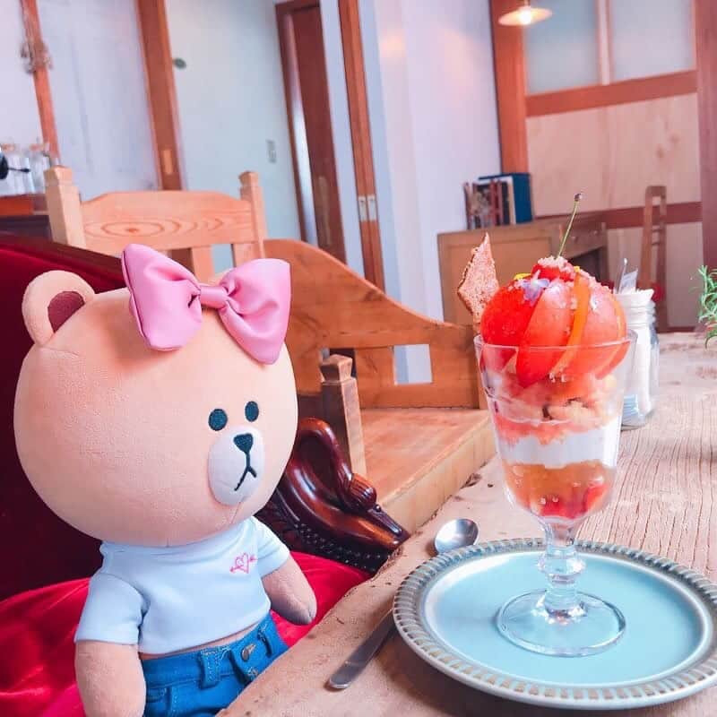 CHOCOさんのインスタグラム写真 - (CHOCOInstagram)「🍒🍨🍒🍨🍒🍨🍒 . #吉祥寺にある隠れ家カフェ☕️🎶 . この季節だから食べられるプラムとさくらんぼのパフェ🎶 ミルクジェラートと甘酸っぱいプラムのジャムの組み合わせが最高っ💖 季節によってパフェが変わるからまた行くのが楽しみ💕 . . #コマグラカフェ #プラムとさくらんぼのパフェ #吉祥寺 #linefriends #withCHOCO」8月9日 12時00分 - this_is_choco