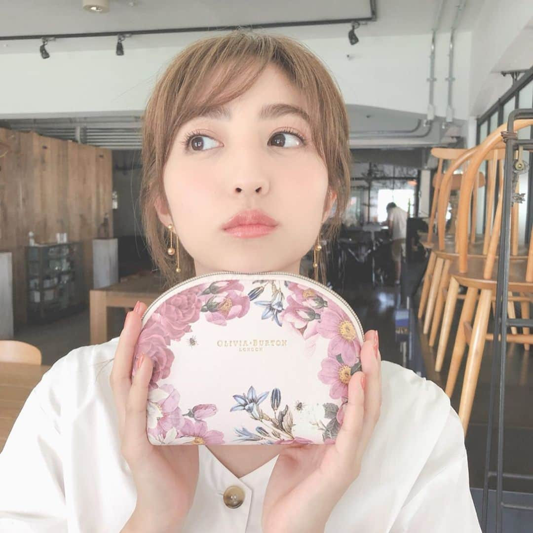 美人百花さんのインスタグラム写真 - (美人百花Instagram)「本日9日は、いつもより少し早い 美人百花9月号の発売日です🌻🎐✨ お盆休みのお供に、休憩の合間や仕事帰りにぜひぜひゲットしてくださいね😊💕 そして猛暑の候が続きますが、 撮影では堀田茜ちゃんに癒されています😭🍧💕 9月号特別付録「オリビアバートンのシェル型ポーチ」を可愛く持ってくれている茜ちゃん🌻👒 途中でカメラが回っていることに気づく表情も激可愛です😭 ポーチを持った瞬間、 思ったより大きい〜❗️と茜ちゃん😊 そうなんです。このポーチ、見た目の可愛さだけでなく、たっぷり入るサイズ感も魅力✨ しかも内側には、収納ポケットとファスナー付きポケットがついて、 ポーチの中身ごちゃごちゃ問題もスッキリ解消してくれます☺️ 早くもバッグの中身の選抜メンバーとして大活躍していますよ💕  この日は37度を超えるロケの中、カメラマンさんに自分のミニ扇風機を貸してあげる茜ちゃんの優しさに感動しました🥺 みなさんも熱中症には気をつけて、小まめに水分補給してくださいね🥤💦 編集HW #美人百花#堀田茜ちゃん#オリビアバートン #シェル型ポーチ #付録 #美人百花付録」8月9日 12時00分 - bijinhyakka