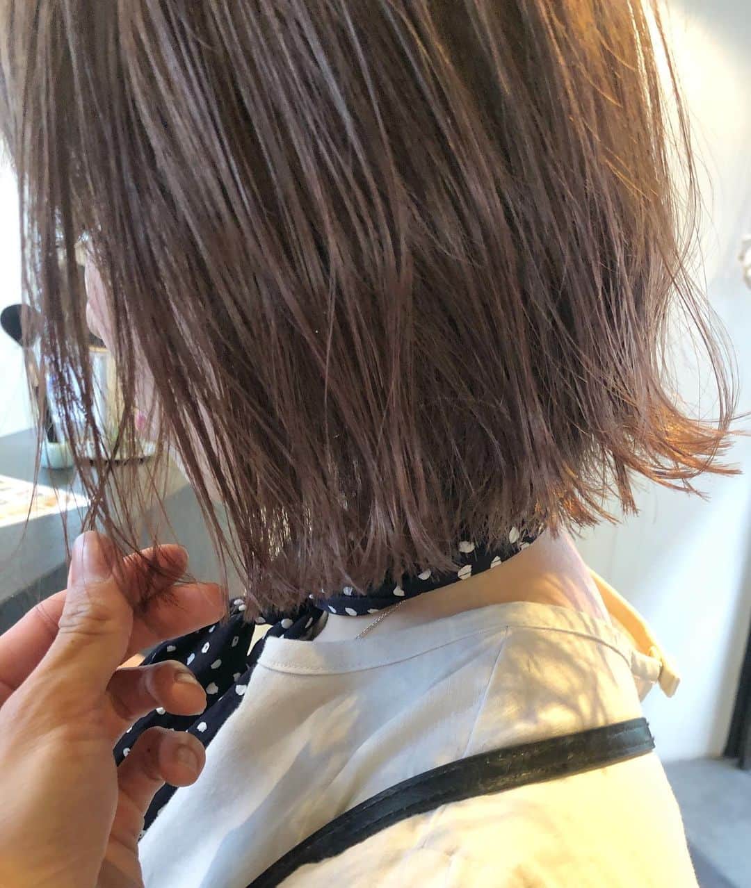 カワシリアツシのインスタグラム：「ピンクベージュ☺︎ ・ ・ ・ ・ブリーチの回数がわからない。 ・値段が気になる。 ・ダメージが心配。など なんでもご気軽にご相談ください😊 ・ ご予約やご相談はDM・LINEにて待ちしております。 ・ ・ ・  #アディクシー #イルミナカラー  #外国人風カラー #ミニボブ #切りっぱなしボブ #ハイライト #外ハネあ #グラデーション #外国人風 #ポートレート #美容室 #美容院 #美容学生 #撮影 #東京 #渋谷  #ショートヘア #グレージュ  #ブルージュ #ブリーチ #portrait #フィルムカメラ #hairstyle #ショートカット #haircolor #ハイトーン #데일리룩 #时尚 #แฟชั่น#デジキュア」