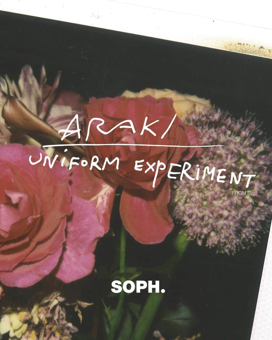 のインスタグラム：「日本を代表する写真家・現代美術家であるアラーキーこと荒木経惟氏とuniform experiment 初のコラボレーションが実現。 . 荒木経惟氏が、定期的に発表しているモチーフである「花」シリーズより、藤原ヒロシ氏が厳選したポラロイド作品を落とし込んだアートとファッションが密接にリンクした今回のプロジェクト。 各プロダクトには荒木経惟氏による手書きのサインがプリントされている。 . 「花は死に近づくとより生き生きとしてくる。枯れる直前が一番きれいだ。近づいて性霊に酔い花曲を聴く。」 文 : 荒木経惟 . SOPH.20周年を飾るに相応しいコラボレーションプロダクトは、8月21日(水)より、ISETAN MEN’S 6F Pop-Upスペースにて先行発売後、8月31日(土)より、全国のSOPH.shop及び正規ディーラーにて発売。 *SOPH.ONLINE STOREでは9月2日(月)より発売致します。 . NOBUYOSHI ARAKI x uniform experiment “FLOWER” 2019.8.31(sat) Release at SOPH.shops & official dealers. 2019.8.21(wed) Pre-Release at ISETAN MEN’S 6F as Pop-Up event. 2019.9.2(mon) Release at SOPH. OnlineStore. . As one of our 20th anniversary project, collaborated with "NOBUYOSHI ARAKI" aka Arākī. Hiroshi Fujiwara loves ARAKI’S polaroid art from his flower series and picked some his favorite polaroid for this collaboration. All of products has printed ARAKI’S hand signature. . #uniformexperiment #荒木経惟 #荒木経惟xUE #荒木経惟xuniformexperiment #NobuyoshiARAKI #NobuyoshiARAKIxUE #NobuyoshiARAKIxuniformexperiment #FLOWER #SOPH20thProject #FRAGMENT #FRGMT @fujiwarahiroshi  www.arakinobuyoshi.com」