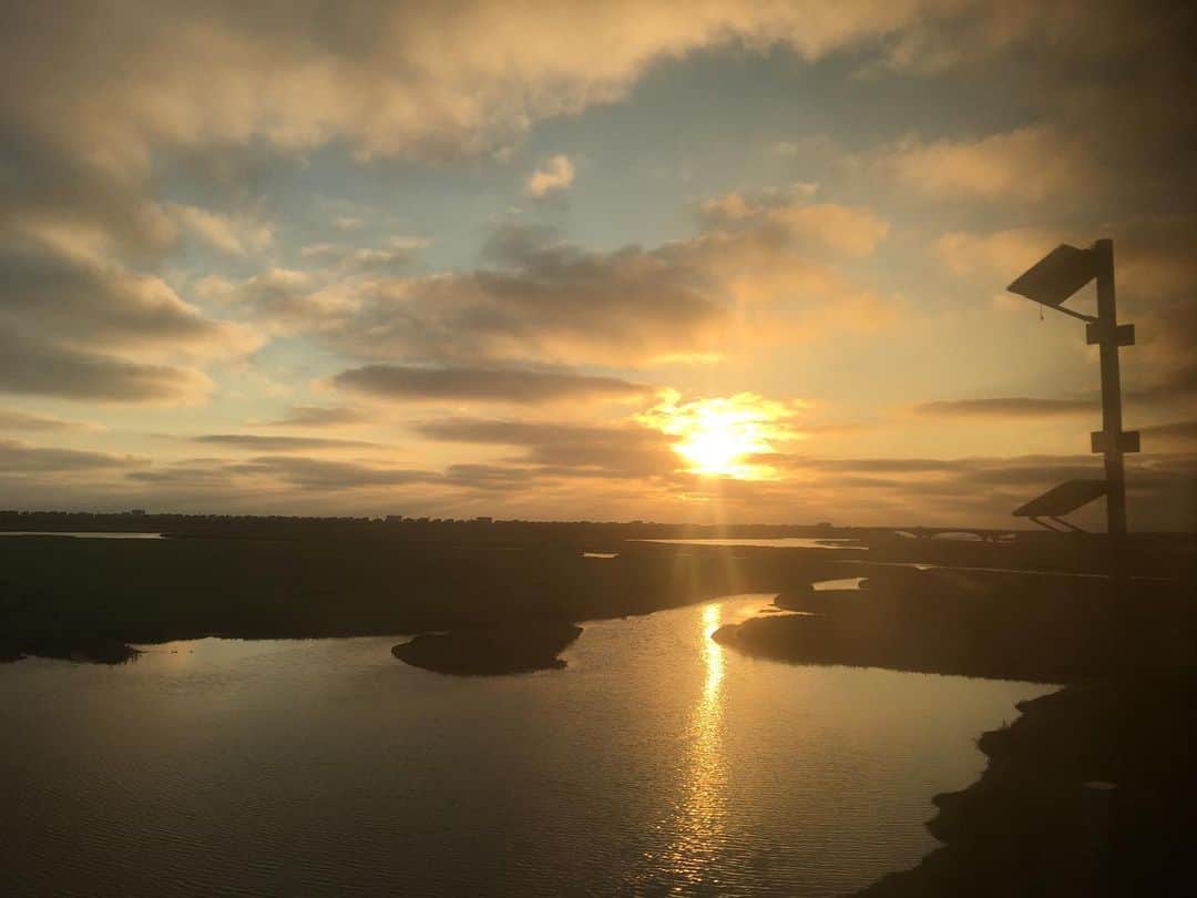 チャド・ロウさんのインスタグラム写真 - (チャド・ロウInstagram)「From the train window. Heading home from a location scout in Mexico. @amtrak  #sunsets」8月9日 12時01分 - ichadlowe
