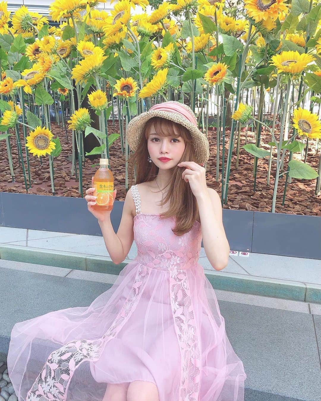のインスタグラム：「. ひまわり花壇🌻 . プリンスギャラリー紀尾井町の ひまわり🌻💕とっても可愛かった💓 . . TEAs' TEAから新しく出た生オレンジティーが とっても美味しいっ！🥤 . 暑い夏の水分補給にぴったりなスッキリした甘さで ごくごく飲めちゃうからお気に入り😊 . . みんな、今日も暑いから水分補給 しっかりね💫💫 . . . #生オレンジティー#ティーズティー#伊藤園#ローリエプレス#pr#ひまわり#ひまわり畑#ひまわり🌻#向日葵#むぎわら帽子#夏休み#チュールスカート#お花畑#sunflower#sunflowers🌻」