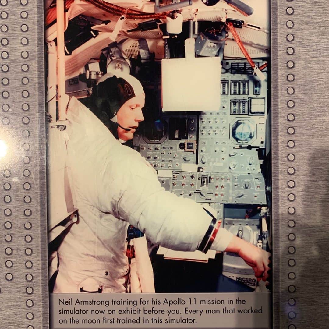 ノーマさんのインスタグラム写真 - (ノーマInstagram)「met some friends here👽🎶 真っ平らな草原が多いニューヨークのロングアイランド。 航空から宇宙事業まで貴重な歴史も多いと言う事を初めて知った昨日🧐 月まで行ったアポロ17号の帰還パラシュートやアームストロングがトレーニングに使ったコックピットなども展示してあってアドレナリン出まくりの時間でした♡  #newyork #nomatrip  #Longisland #lautashi #fly #space  #thecradleofaviationmuseum」8月9日 12時09分 - noma77777