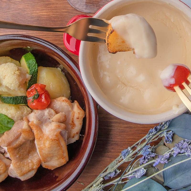 迷宮の国アリスのインスタグラム：「こんにちは、迷宮の国のアリスです。ブログ更新しました！「食べ応え抜群なお肉のメインをどうぞ | 迷宮の国のアリス 銀座」是非ご来店をお待ちしております。 ▼詳しくはこちら▼ https://alice-meikyunokuni.com/archives/blog/2350 ☎電話番号：050-7301-5487  #迷宮の国のアリス #女子会 #銀座 #お茶会 #アリス #パーティー #ワイン #チーズ #カクテル #カフェ#デザート #イタリアン #オシャレ #ディナー」