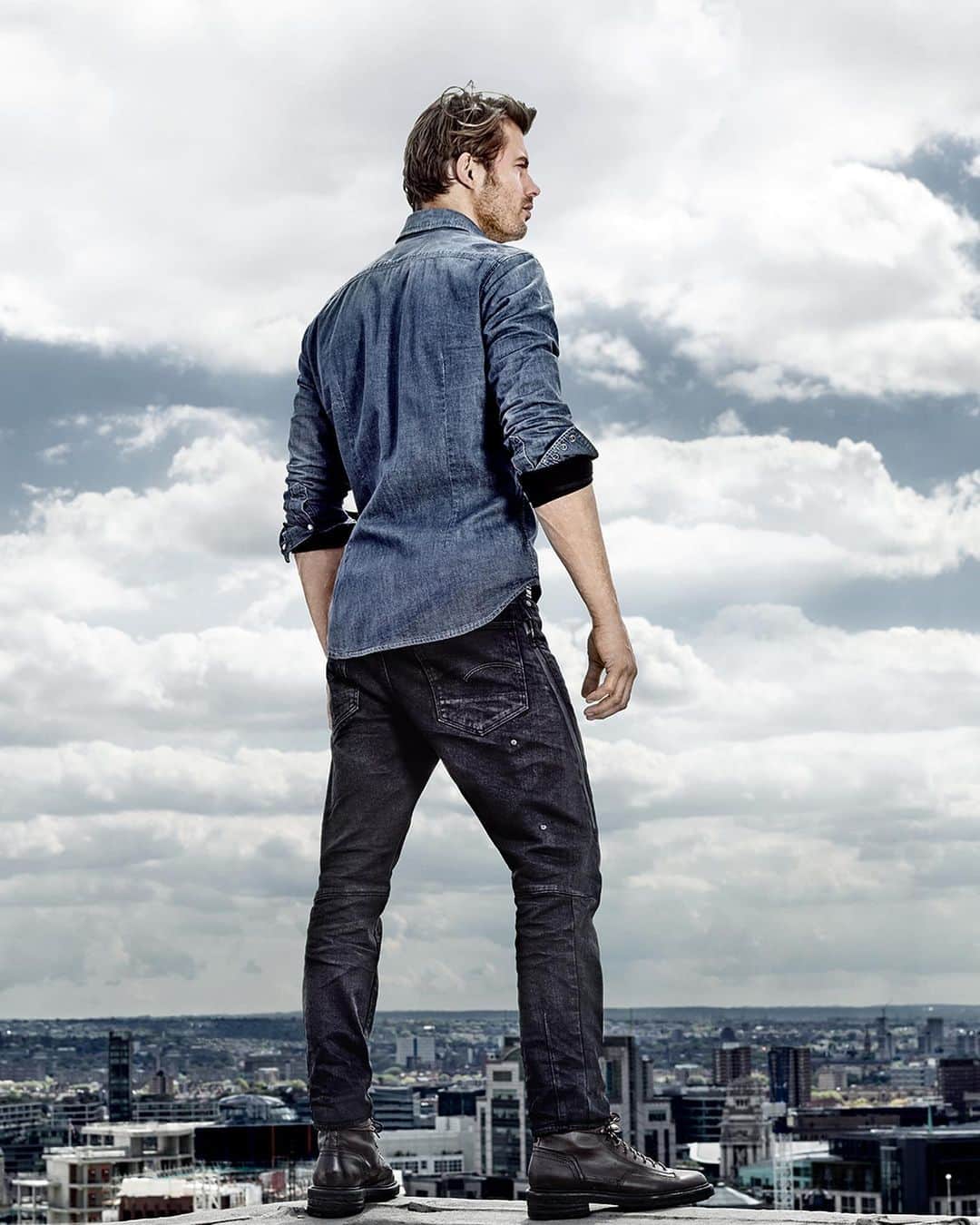 のインスタグラム：「. . 【CITISHIELD - 進化したデニム】 . CITISHIELD. THE NEW GENERATION OF JEANS. . 現代のシティライフに合わせて進化した最新ジーンズ"CITISHIELD"が登場。 . スタイル&サブスタンス / フォルム&機能性 どちらも兼ね備えるこだわりが、身に着ける人を強固にプロテクトし、背中を押し続ける。  #GStarRAW #ジースターロウ #GStarRAWjapan #新作 #newarrival #ジーンズ #デニム #立体裁断 #3dデニム #jeans #denim #Citishield #シティライフ #都会 #city #こだわり #デザイン #コーディネート #ファッション #スタイリッシュ #撥水加工 #サイクリング」