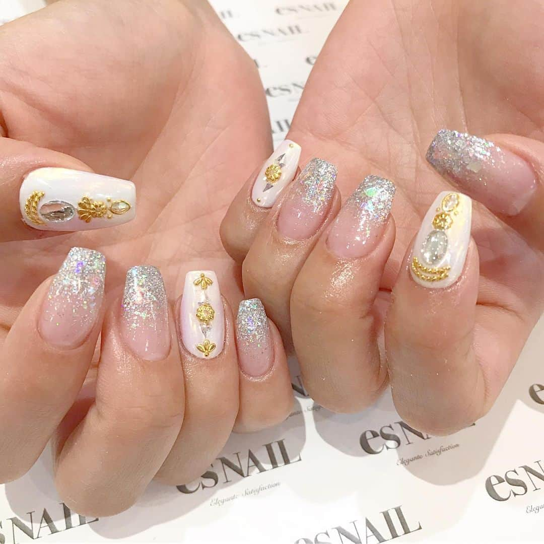 esNAILさんのインスタグラム写真 - (esNAILInstagram)「. 大人気のnew オーロラパウダー🌈🌈🌈🌈 ホワイトベース、人気です！！ . .  #nail#nails#nailart#naildesign#esnail#esnail_shibuya#gelnail#ネイル#エスネイル#ジェルネイル#esネイル#ネイルデザイン#美甲#tokyo#shibuya#newnail#渋谷店#新宿店#吉祥寺店#大宮店#名古屋店#大阪店#福岡店 @esnail_la」8月9日 12時17分 - esnail_japan