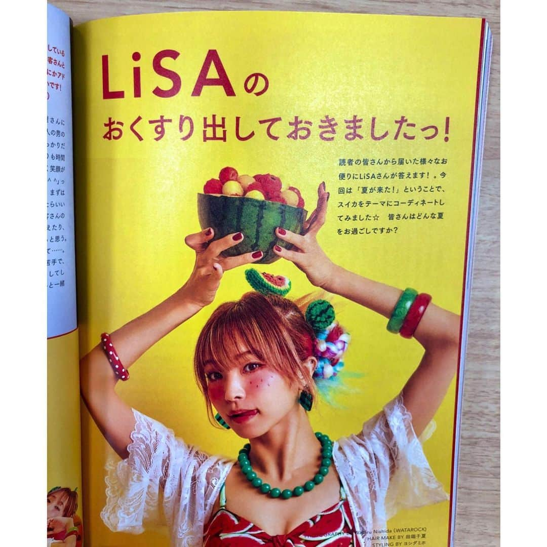 LiSAさんのインスタグラム写真 - (LiSAInstagram)「夏のスイカ女🍉全力でなりきりスイカ🍉 夏を元気に乗り切るお薬出しておきましたっ🍉 リスアニ！連載です☻みてねー☻ photo by.@watarunishida_photography  Hair&Make by. @chinatsu.tabata88  styling by. @yoshida_miho  #nishidawataru_watarock  #リスアニ! #お薬出しておきましたっ #LiSA #りさへあめいく #こんな人ビーチにいたら遊んでもらえない⛱ #スイカ女」8月9日 12時18分 - xlisa_olivex