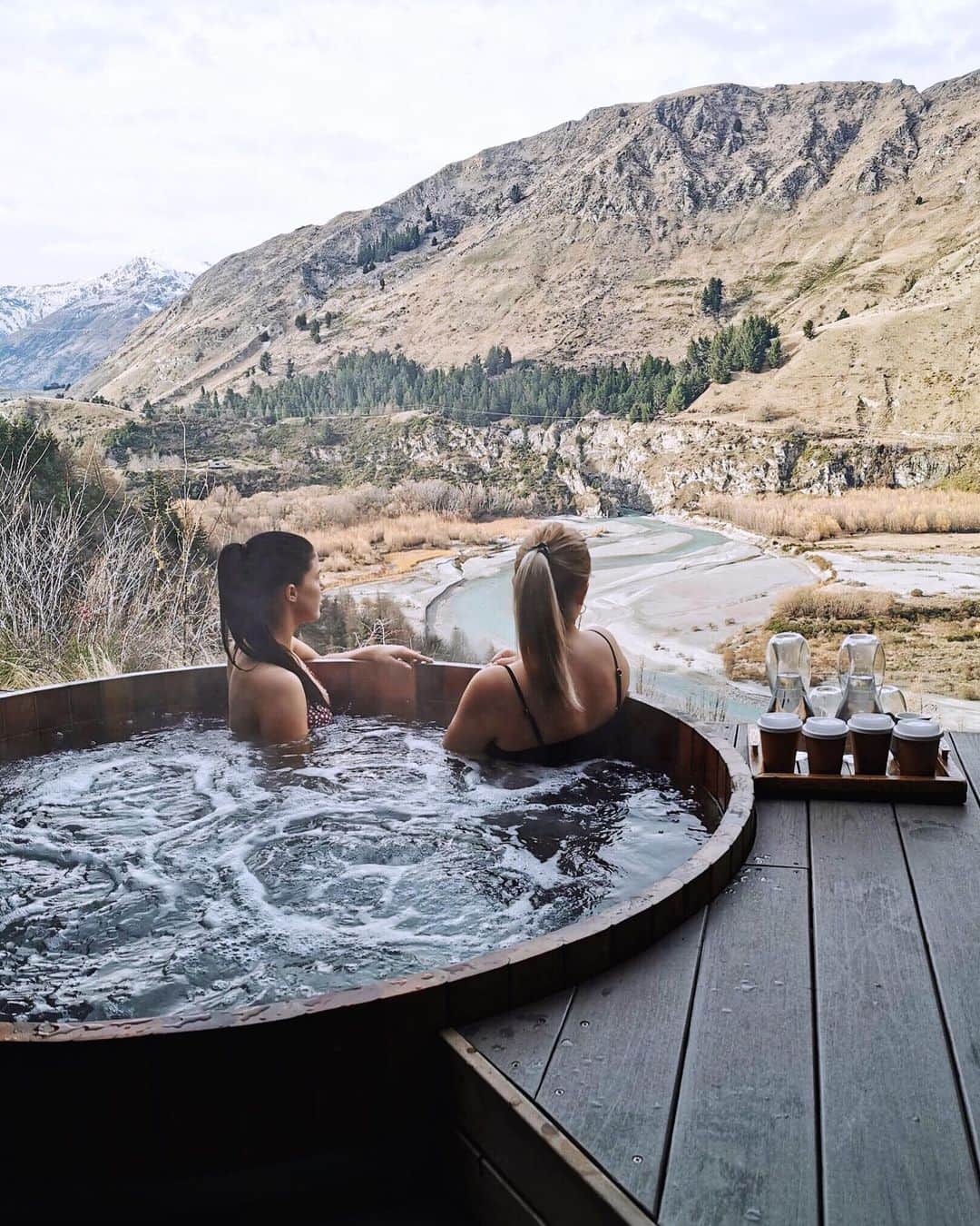 Shannonのインスタグラム：「Imagine seeing this view every morning! 🔥 We had the most beautiful few days in Queenstown with @olehenriksen #glowcamp and @sephoranz to celebrate the launch of the amazing new #PHATglow mask 🥰 it’s definitely going to make a regular appearance in my skincare routine 🍋 I can’t wait to edit my vlog for you all and show you what adventures we got up to 💕 now we head to Auckland to celebrate my birthday early this weekend 🎉 so excited 😆 #onlyatsephora」
