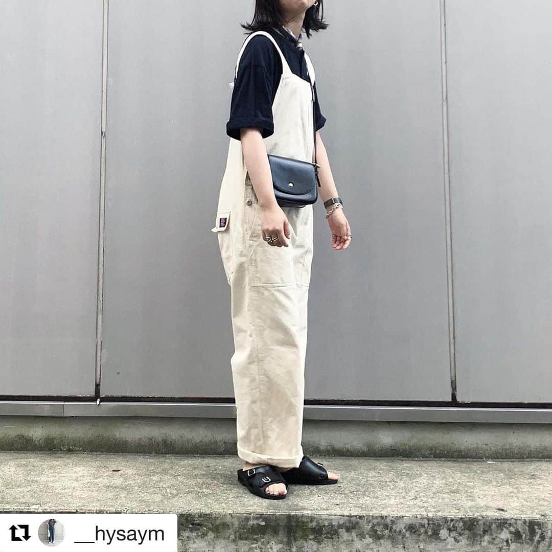 ショップにこにこさんのインスタグラム写真 - (ショップにこにこInstagram)「#Repost @__hysaym with @get_repost ・・・ . . . 小物を黒で統一して、 スカーフで大人っぽさも出して カジュアルになりすぎないオーバーオールコーデ . ころっと可愛いポシェットは @shopnikoniko さんのもの〜 開け閉めめっちゃしやすくておススメすぎる . ZOZOTOWN店限定で今なら レザー調ミニショルダーバッグが タイムセール 1,814円 → 1,699円 期間:8月9日(金)13:00 ～ 8月13日(火)10:59 . ぜひこの機会に！！ . 中指のシルバーリングは @aclee_official さんの silver cross ring silver925やから輝きがちがう、、 太さ調節できるのもありがたい！！ . tops : #uniqulo  overall : #beautyandyouth bag : #shopnikoniko  shoes : #bensan #bench . #今日のコーデ #ootd #ショップにこにこ_zozotown #オーバーオール #サロペット #スカーフ #スカーフアレンジ #お洒落さんと繋がりたい #お洒落 #おしゃれさんと繋がりたい #お洒落好きな人と繋がりたい #写真好きな人と繋がりたい #いいね返し #いいねした人で気になった人フォロー #フォロバ #wear #fashion #cafe #l4l #f4f #codenate #code #fudge #cluel」8月9日 18時01分 - shopnikoniko