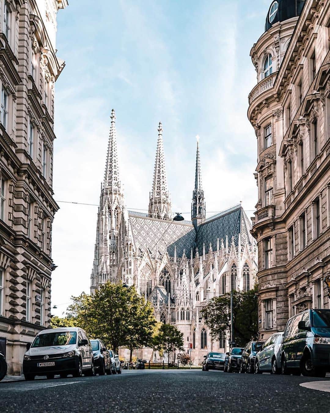 Wien | Viennaさんのインスタグラム写真 - (Wien | ViennaInstagram)「One of the most beautiful churches in #Vienna! The Votive Church located near Ringstraße can be visited free of charge on every day of the week. Opening hours can be found in the comments. Can you spot the impressive windows in the second photo? Which one of the many churches in this city is your favourite one? 🌳☀️ by @arminhdo #ViennaNow」8月9日 18時01分 - viennatouristboard