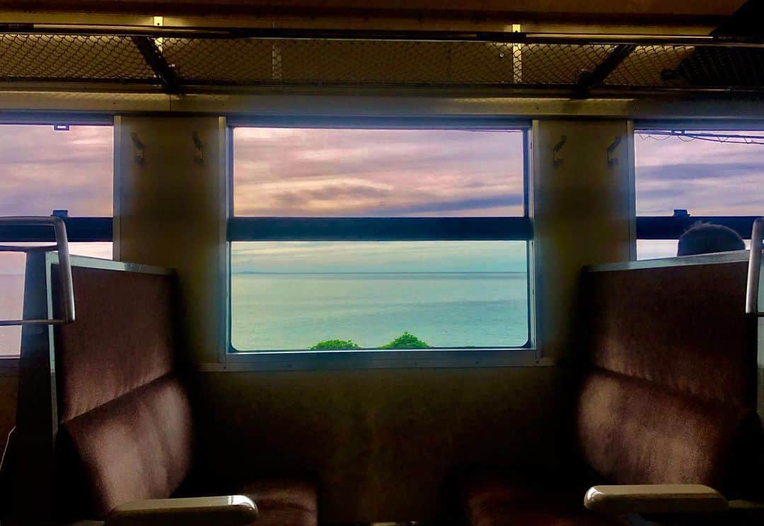 のインスタグラム：「計画通りに進む旅を、果たして旅と呼べるのか？  #photo #photography #photooftheday #beautiful #beautifulphoto #train #saninline #nature #sea #ocian #seaofjapan #japansea #journey #sunset #utagou #yamaguchi #japan #iphonex #iphonephoto」