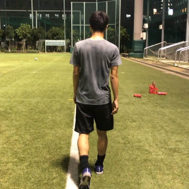 永里源気のインスタグラム：「2 months after surgery😎 術後2ヶ月たちました🙆‍♂️💪 車の運転等の許可出たので、病院でのリハビリ以外の日は今週からグラウンドに顔出してます💪💪 術後3ヶ月のジョギング開始に向けてリハビリの強度上がってきました💪💪💪伸びしろしか感じねー😎😎 歩き方もマシになってきたかな😅  やっぱグラウンドの空気はいいですね✨✨ #リハビリ #前十字靭帯再建手術 #術後2ヶ月」