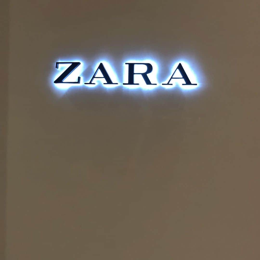 be-o編集部のインスタグラム：「☆本日8月9日、『ZARA 沖縄 PARCO CITY店』Open！☆ .  ZARAとしては94店舗目のオープンで、中国、四国、九州地方最大級、国内では新宿店に次ぐ2番目に規模の大きな店舗！！ .  レディース、キッズはもちろん、沖縄では珍しいメンズの服もたくさん🤩🤩 沖縄 PARCO CITY店限定オーガニックコットンのノベルティバックもあるので、この機会にぜひ『ZARA 沖縄 PARCO CITY店』へ行ってみてね♪ （ノベルティバックは無くなり次第終了です）  #beo  #beautyokinawa  #ビオ #ZARA #沖縄parcocity #Newopen #ファッション #fashio #ファッション  #沖縄初出店  #ファッション好きな人と繋がりたい  #zara」