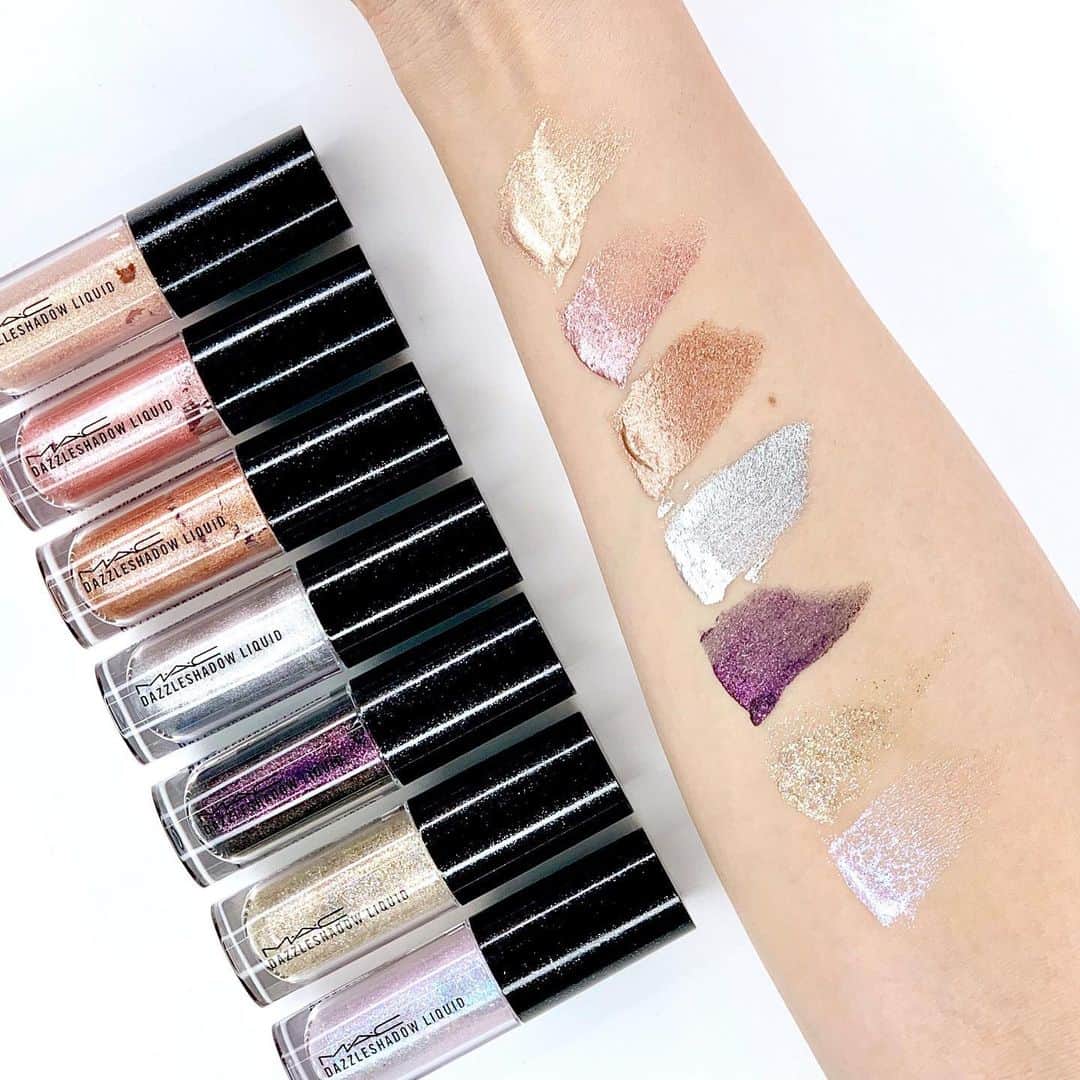 M∙A∙C Cosmetics Japanのインスタグラム：「⠀ ダズルシャドウ リキッドで一際輝く目元に✨ #MACXKAI ⠀ #MACXKAI オリジナルポーチ＆メイクアップカードプレゼントキャンペーン ⠀ 超特急のメンバー、そして俳優としても活躍するカイとのコラボレーションを記念して、M·A·C公式オンラインショップ・全国のM·A·C店舗にて対象製品（ダズルシャドウ リキッド全10色）を1点以上お買いあげの方にメイクアップカードを、 対象製品1点以上を含む5,400円（税込）以上お買いあげの方にオリジナルポーチとメイクアップカードをプレゼント！ ⠀ *公式オンラインショップ・全国店舗にて　8/16（金）～9/15（日）限定販売 ⠀ *M·A·C公式オンラインショップ・全国のM·A·C店舗にて先着順で限定数を配布予定、限定数がなくなり次第終了 *ポーチ、メイクアップカードのどちらかがなくなった場合、税込5,400円以上購入してもどちらかのみのお渡しとなります *ポーチ、メイクアップカードのプレゼントはオンラインショップ、店頭共にお1人様１会計につき１回まで *M·A·C公式オンラインショップは、8月16日（金）AM10:00開始となります ⠀ DESIGN: M･A･C ARTIST RINO KASAI: @rino416 @macpro_tokyo tokyo Photo: @takaki_iwata ⠀ ⠀ ⠀ ⠀ ⠀ #MACCosmeticsJapan #MACコスメ #MACCosmetics #MAC #コスメ #メイク #アイメイク #コラボ #コラボレーション #MACDazzleshadowLiquid #超特急 #カイ #ダズルシャドウリキッド #キャンペーン」