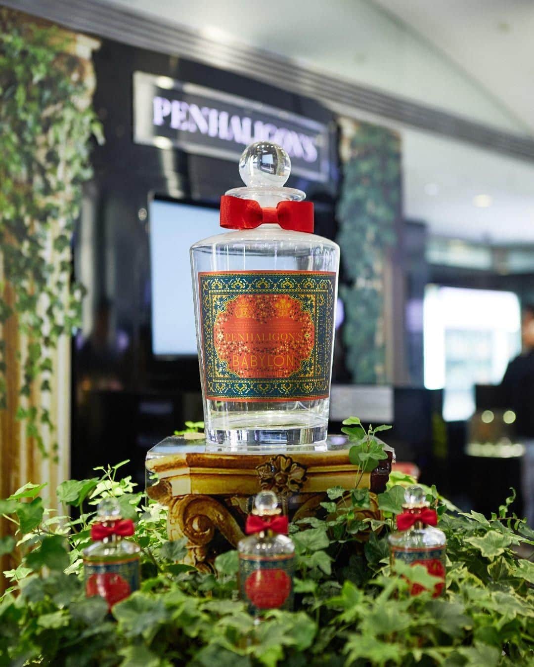 ペンハリガンさんのインスタグラム写真 - (ペンハリガンInstagram)「This week, Penhaligon's celebrated the launch of its newest fragrance, Babylon, exclusively for Harrods. Taking inspiration from the hanging gardens of ancient Babylon, the new Trade Routes fragrance boasts the vibrancy of hot spices, shimmering with saffron, woods and warming vanilla. Head to our stories to see a selection of highlights from the Babylon launch event. #babylon #traderoutes #harrodsexclusive」8月9日 18時00分 - penhaligons