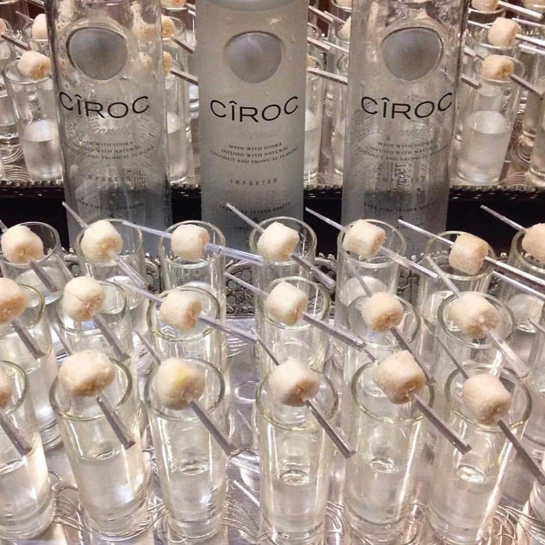 DJキャレドさんのインスタグラム写真 - (DJキャレドInstagram)「#AD Well when you sell out Ciroc summer Watermelon 🍉 we gotta go back to the classics. It’s called Your welcome  Ciroc Coconut 🌴 🥥  Try it!! NOW  #AD #Ciroccoconut  Oh yeah wait till u see what me @diddy working on  smh ! BE READY !!!!!!!! #WETHEBEST @ciroc @diddy」8月9日 12時32分 - djkhaled